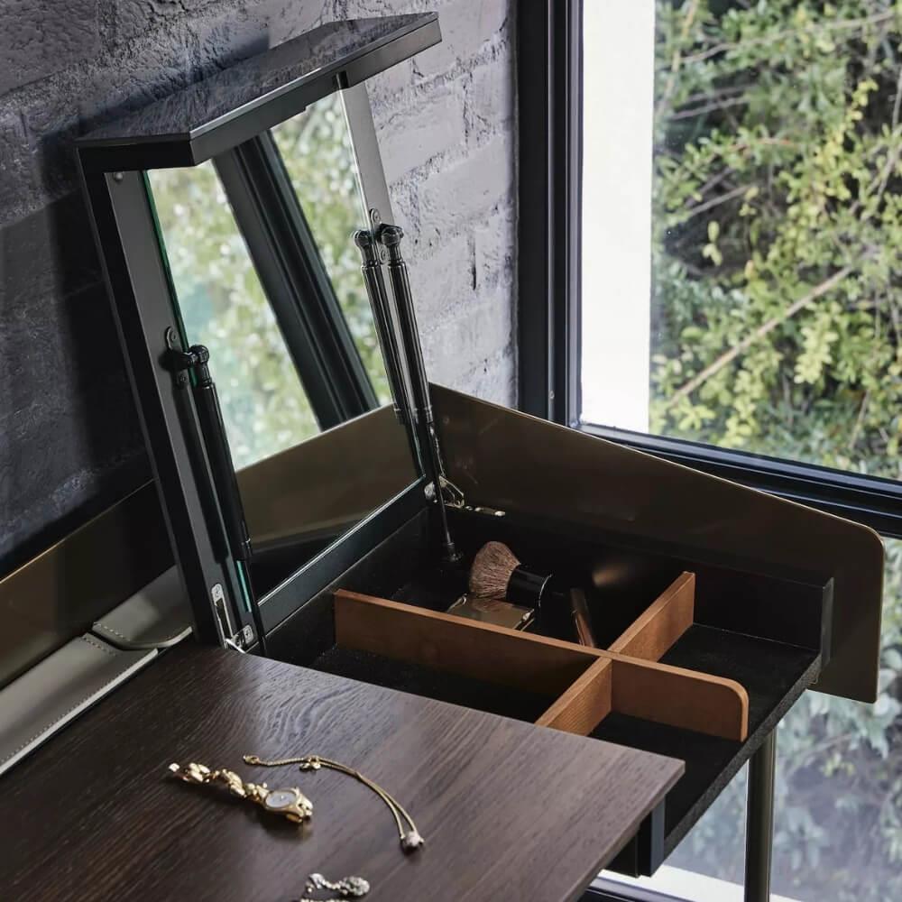 Secret Konsol - Frame Sand Lacquered (M312) - Top Natural Oak (L009) - Edge  Sand Lacquered (M312) - Sand (Q408) -  Calacatta Glosy (CM012)