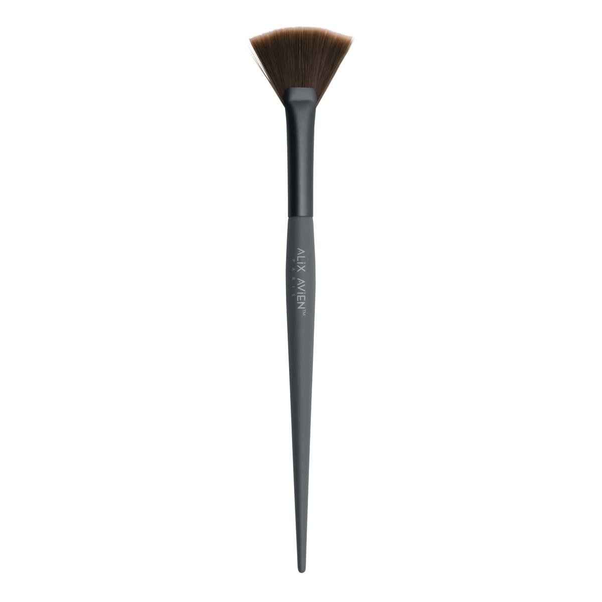 alix-avien-fan-brush-de-728.jpg