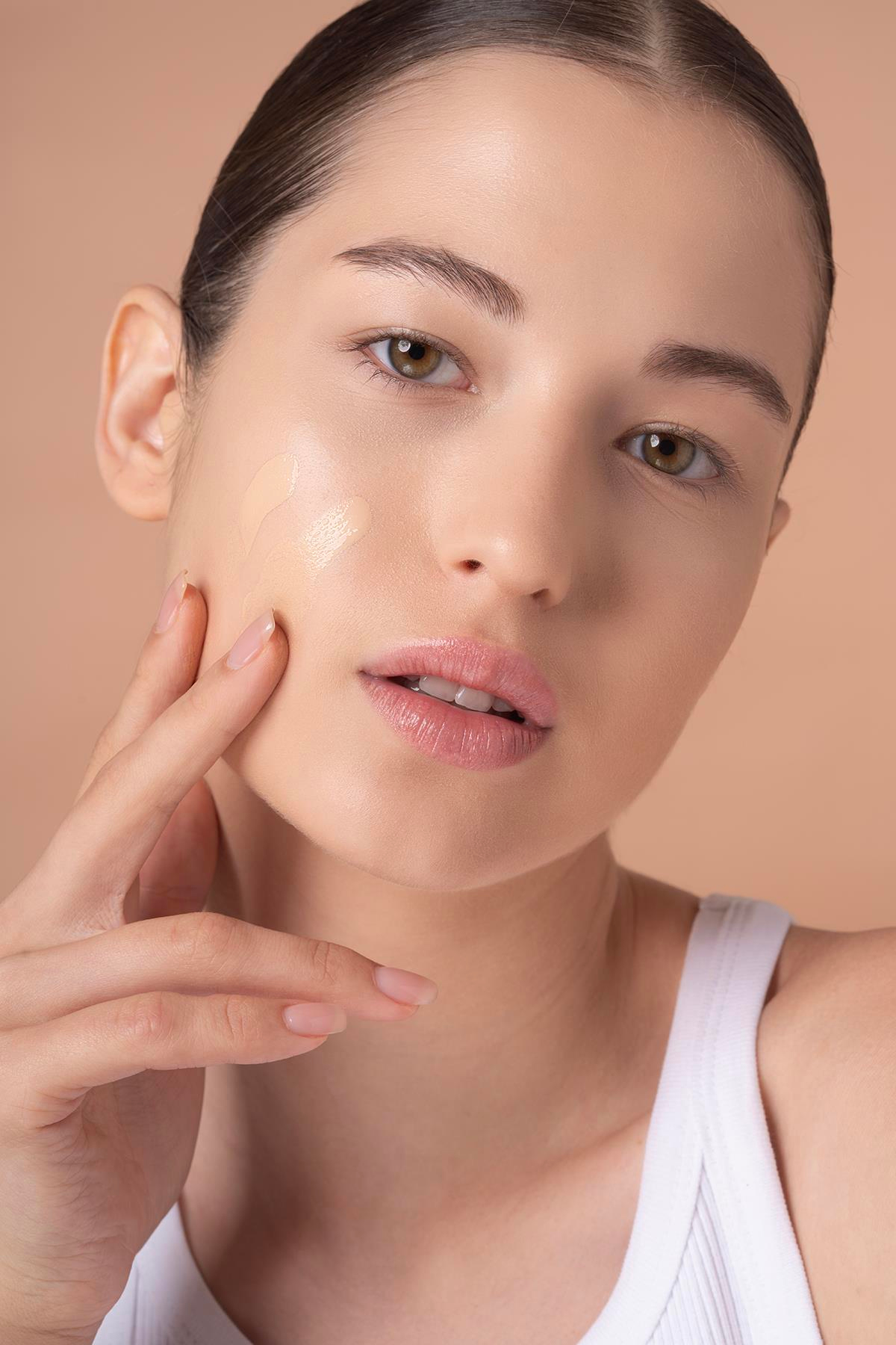 Likit Fondöten - Doğal Parlak Etki - Liquid Foundation 307 True Sand SPF 35 - 35 ml