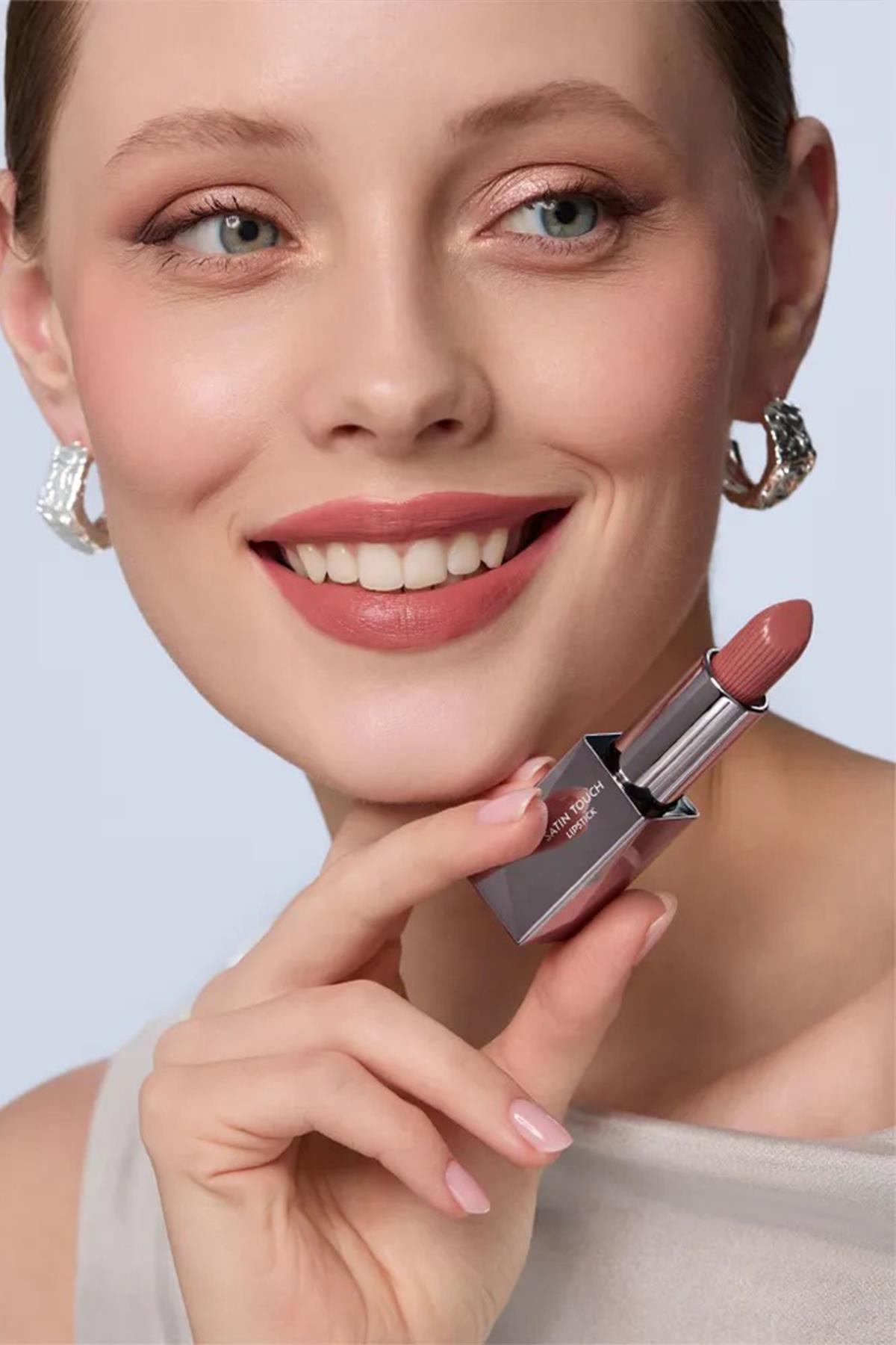 Uzun Süre Kalıcı Nemlendirici Pürüzsüz Etkili Yarı Mat Ruj - Satin Touch Lipstick 804 Terra Rose