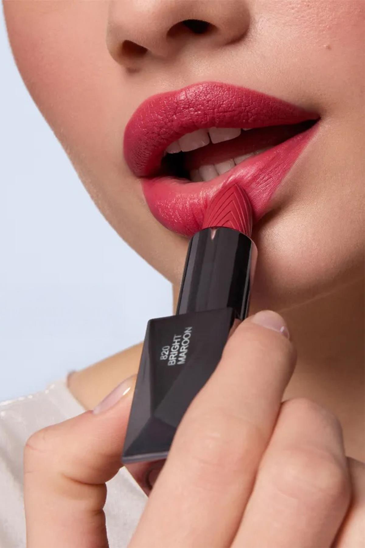 Uzun Süre Kalıcı Nemlendirici Pürüzsüz Etkili Yarı Mat Ruj - Satin Touch Lipstick 820 Bright Maroon