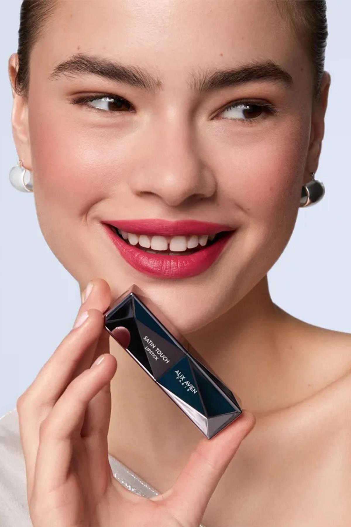 Uzun Süre Kalıcı Nemlendirici Pürüzsüz Etkili Yarı Mat Ruj - Satin Touch Lipstick 820 Bright Maroon