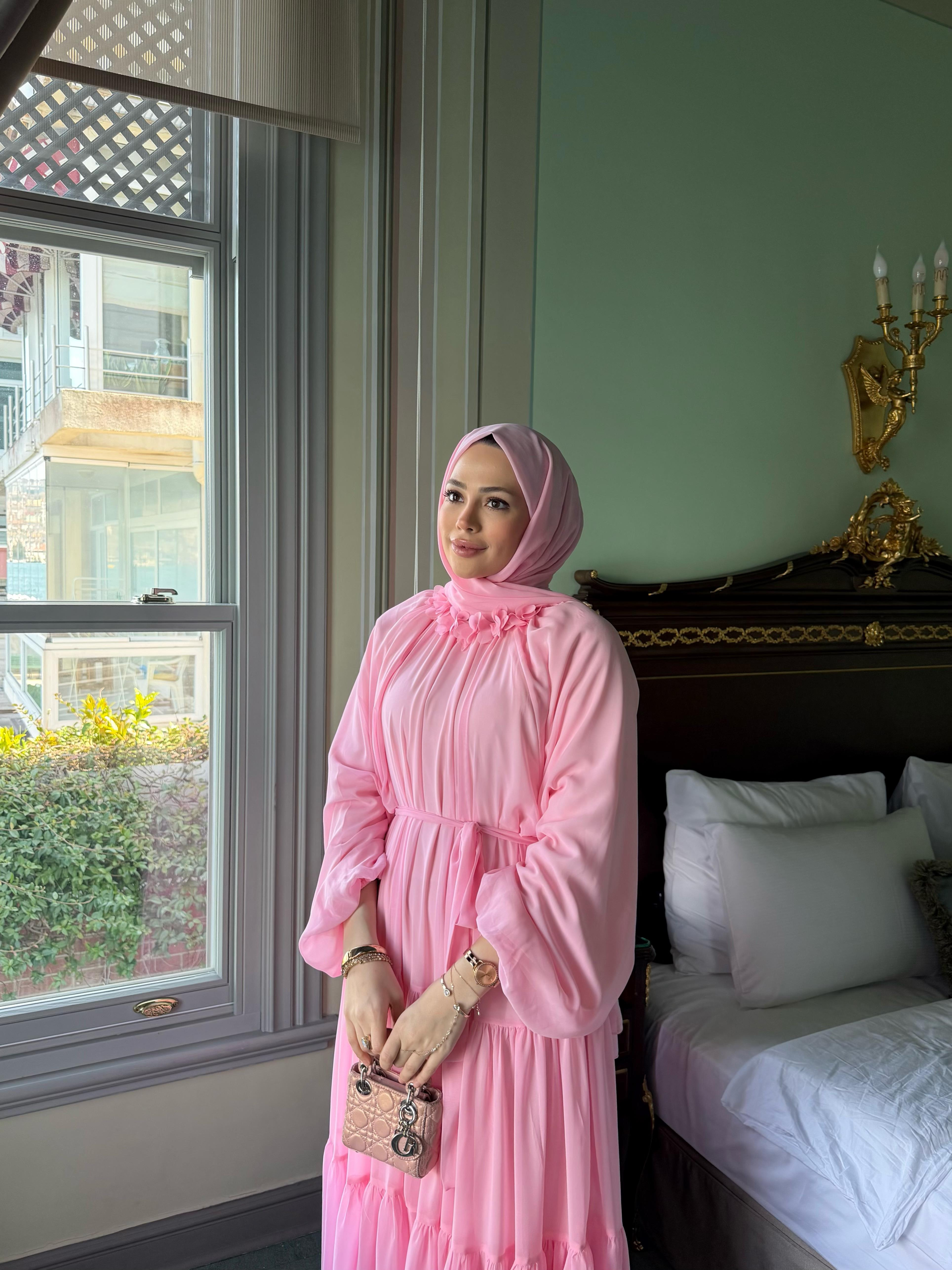 Boğazdan Çiçek Desenli Şifon Elbise Pembe