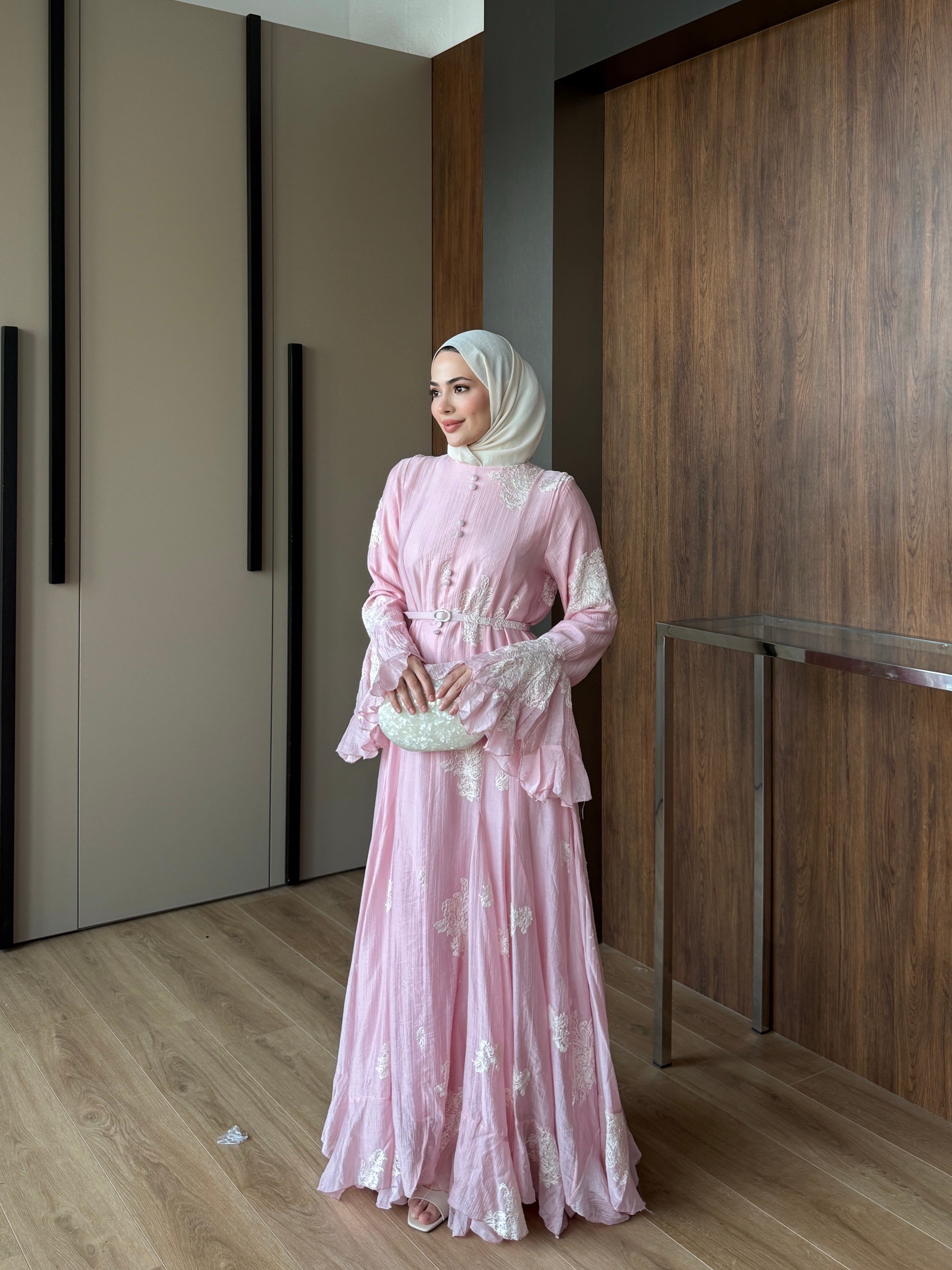 Nakış İşlemeli Volan Kollu Elbise Pembe