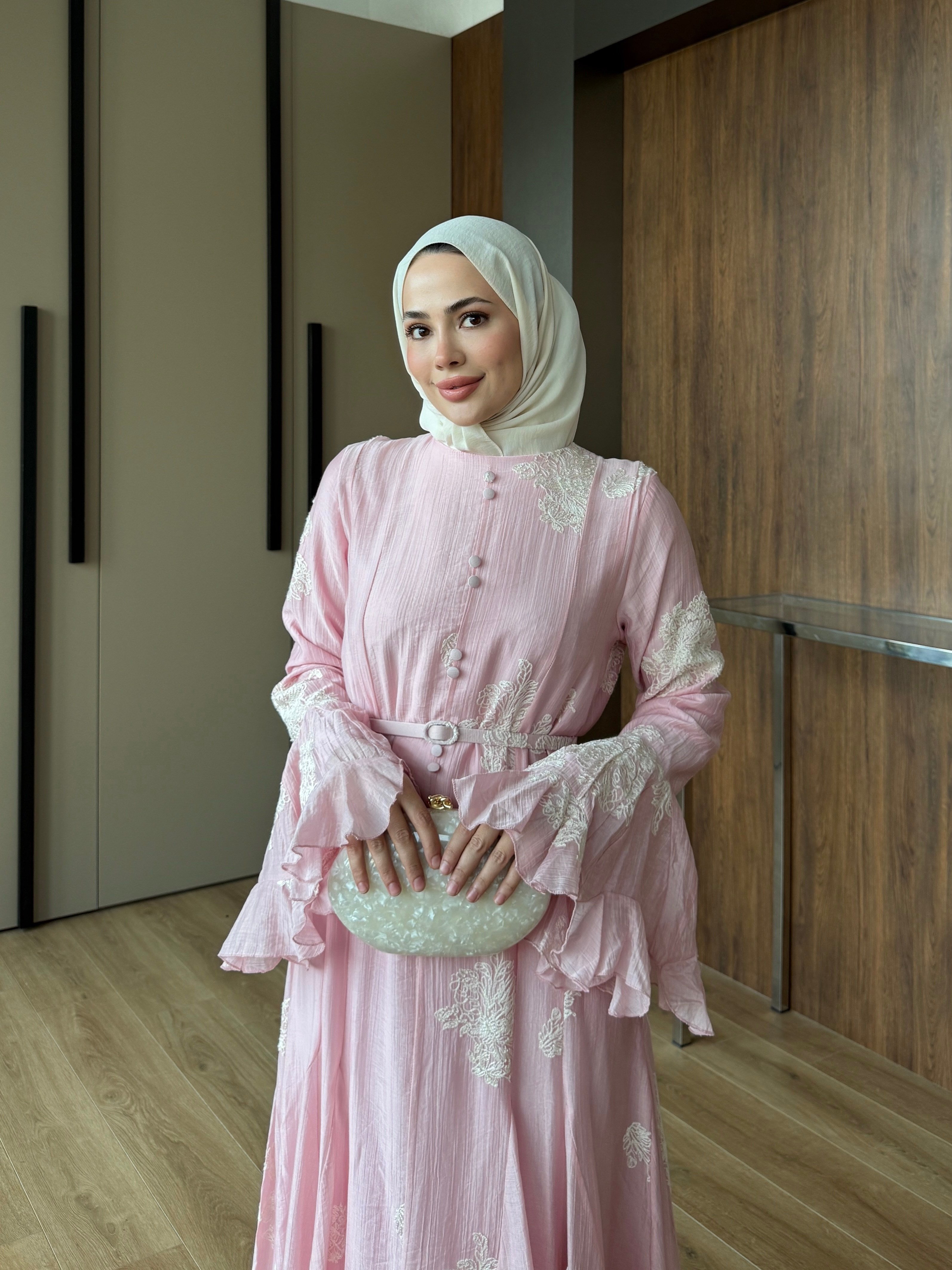 Nakış İşlemeli Volan Kollu Elbise Pembe