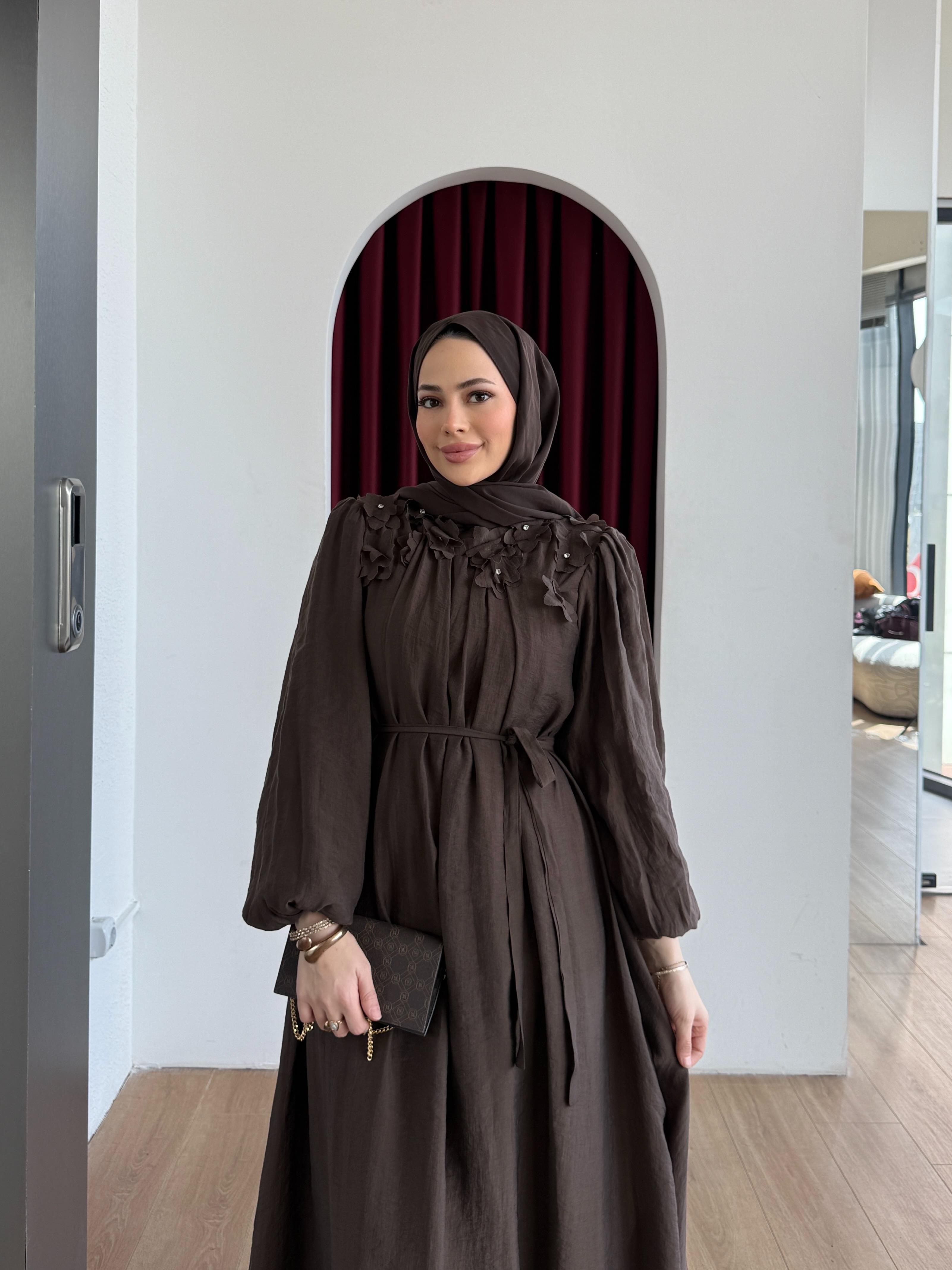 Omuz Çiçek Detaylı Elbise Kahverengi