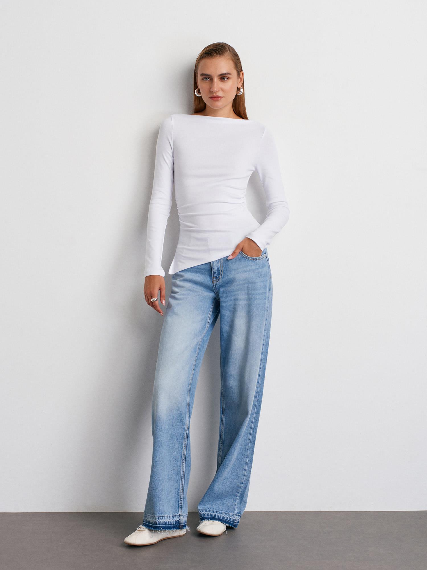  Wholesale Women's White Boat Neck Gathered Top 0431W26-32198