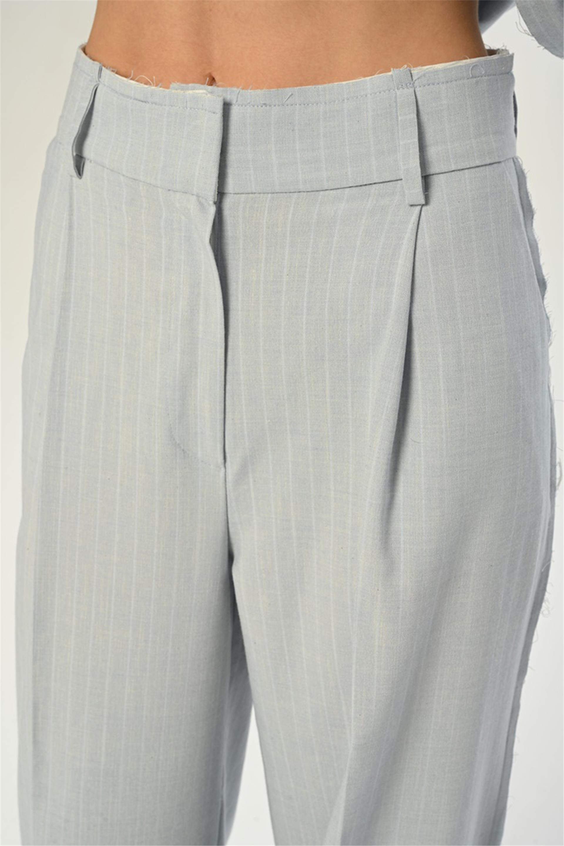 031157 BG  LOOSE FIT DAD's PANTS WITH PLEATS AND CUT EDGES