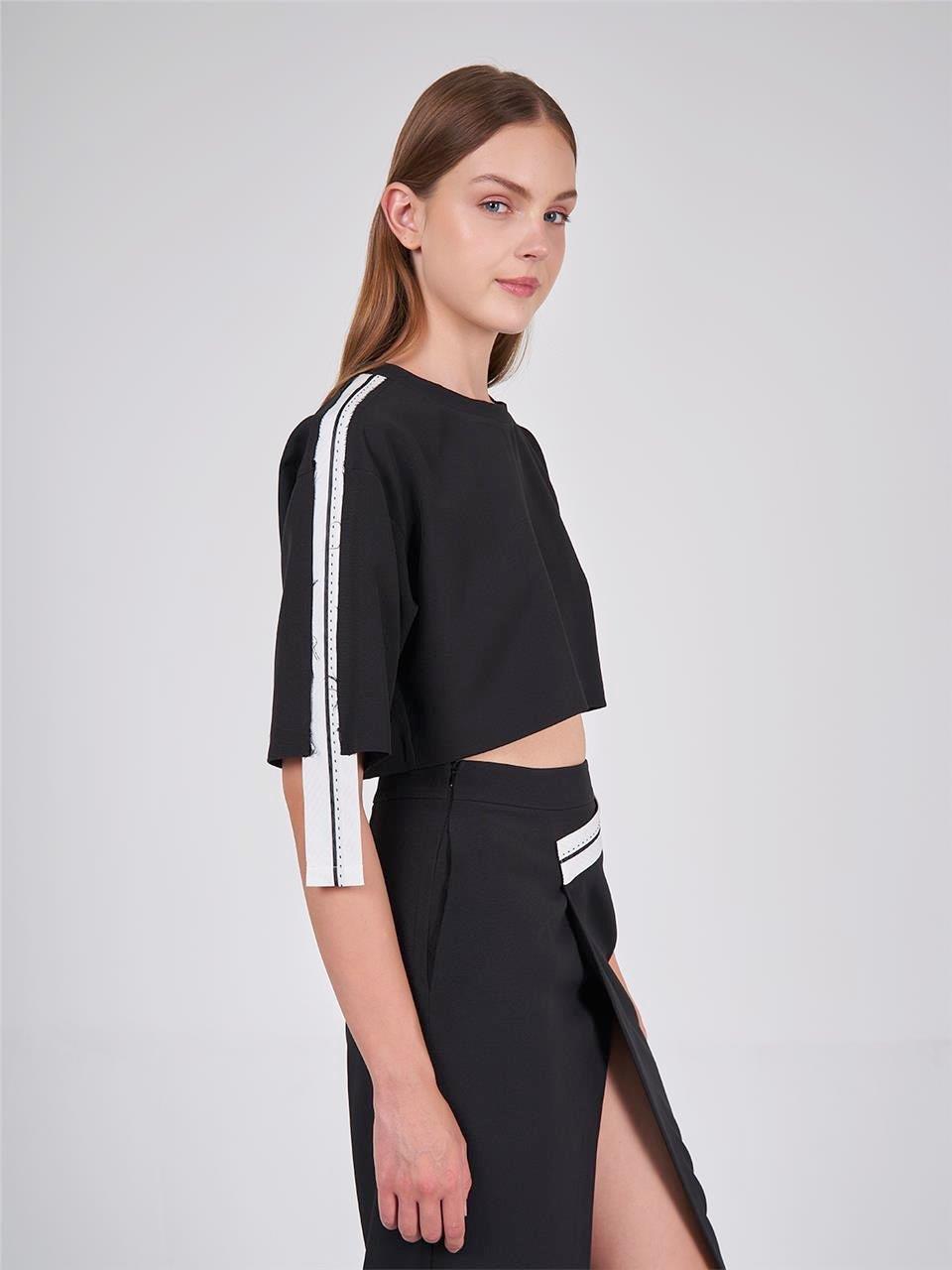 050541 SHORT SLEEVE BLOUSE WITH RIBBON DETAIL AND CONTRAST STITCHING