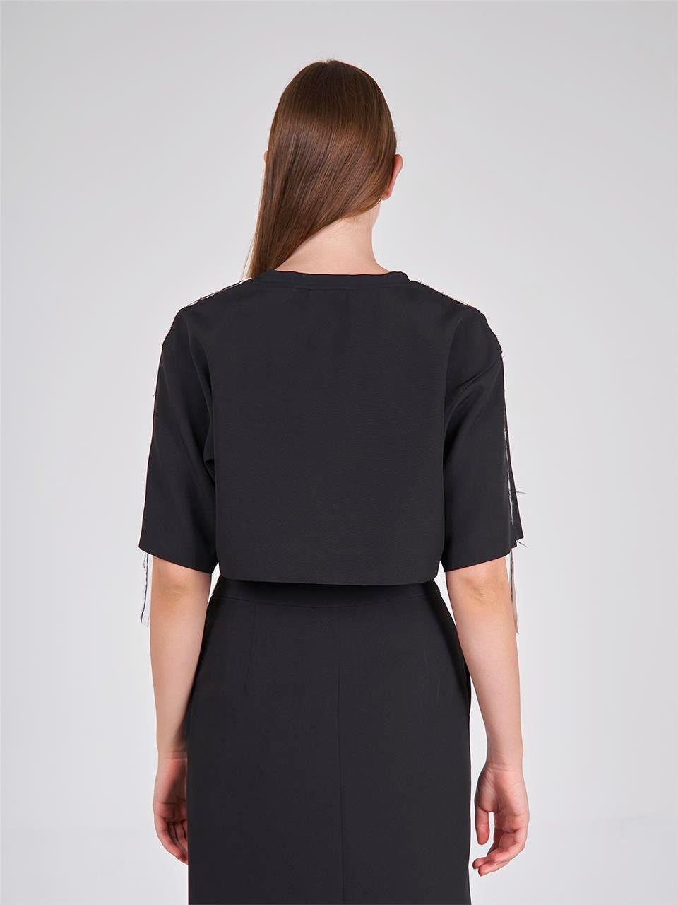 050541 SHORT SLEEVE BLOUSE WITH RIBBON DETAIL AND CONTRAST STITCHING