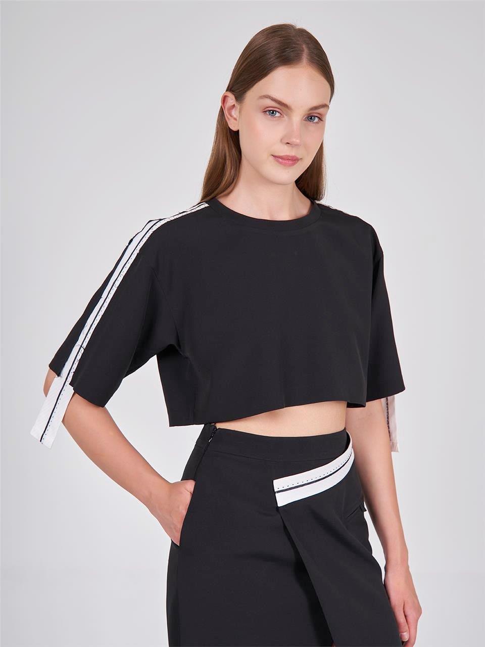 050541 SHORT SLEEVE BLOUSE WITH RIBBON DETAIL AND CONTRAST STITCHING