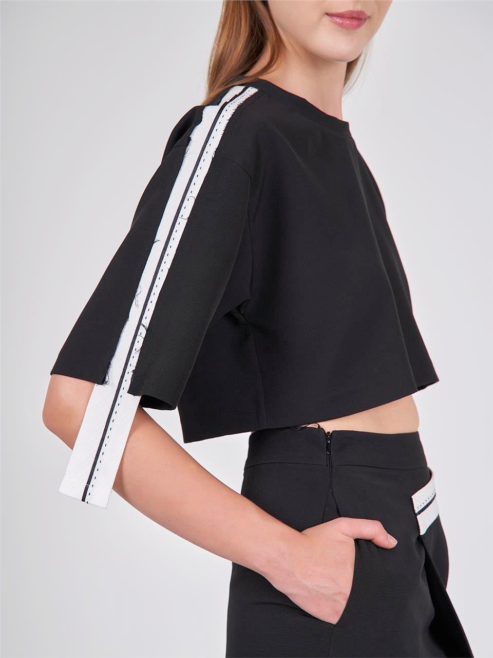 050541 SHORT SLEEVE BLOUSE WITH RIBBON DETAIL AND CONTRAST STITCHING