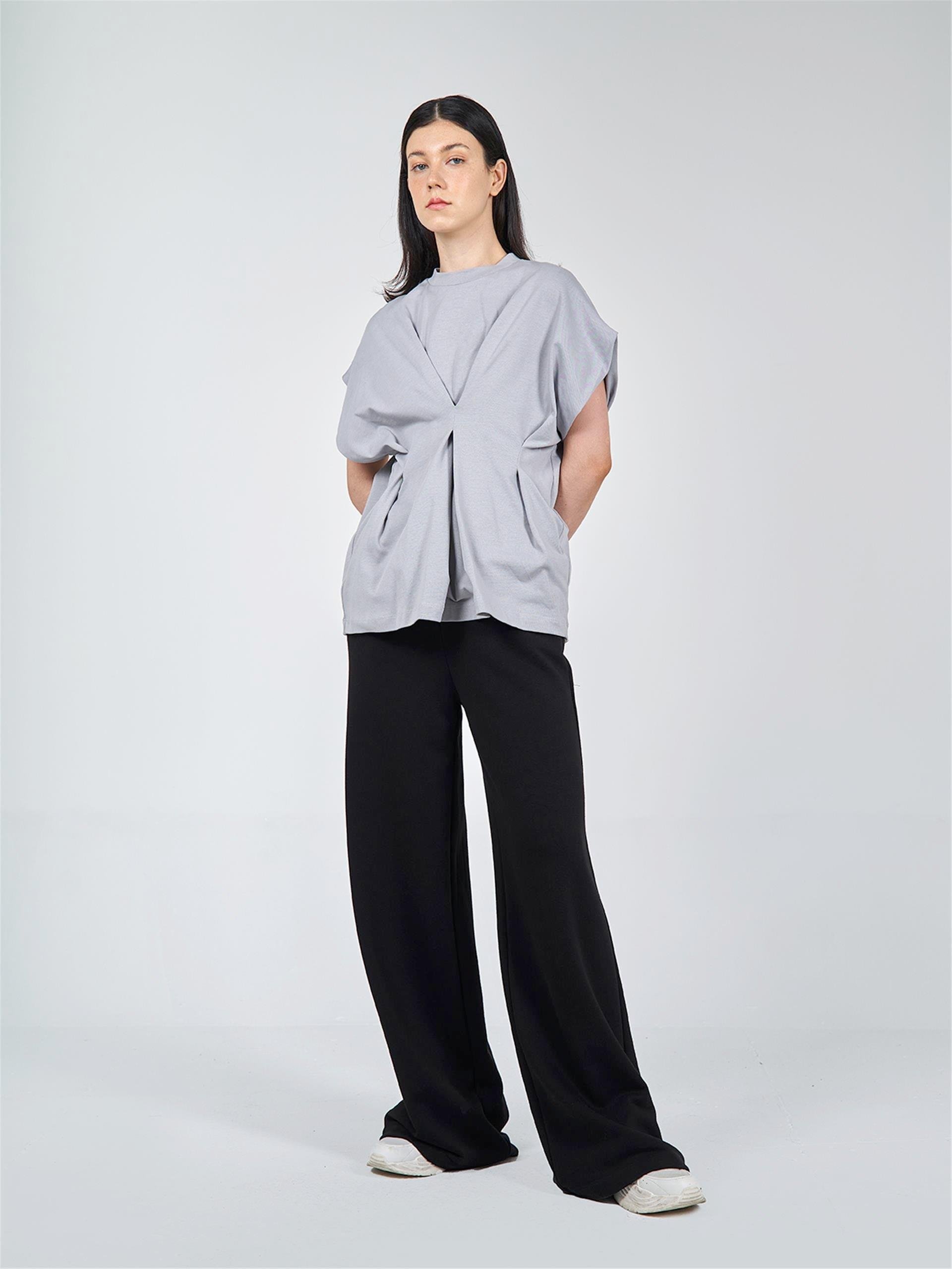 050549 SLEEVELESS T-SHIRT WITH NECK DETAIL