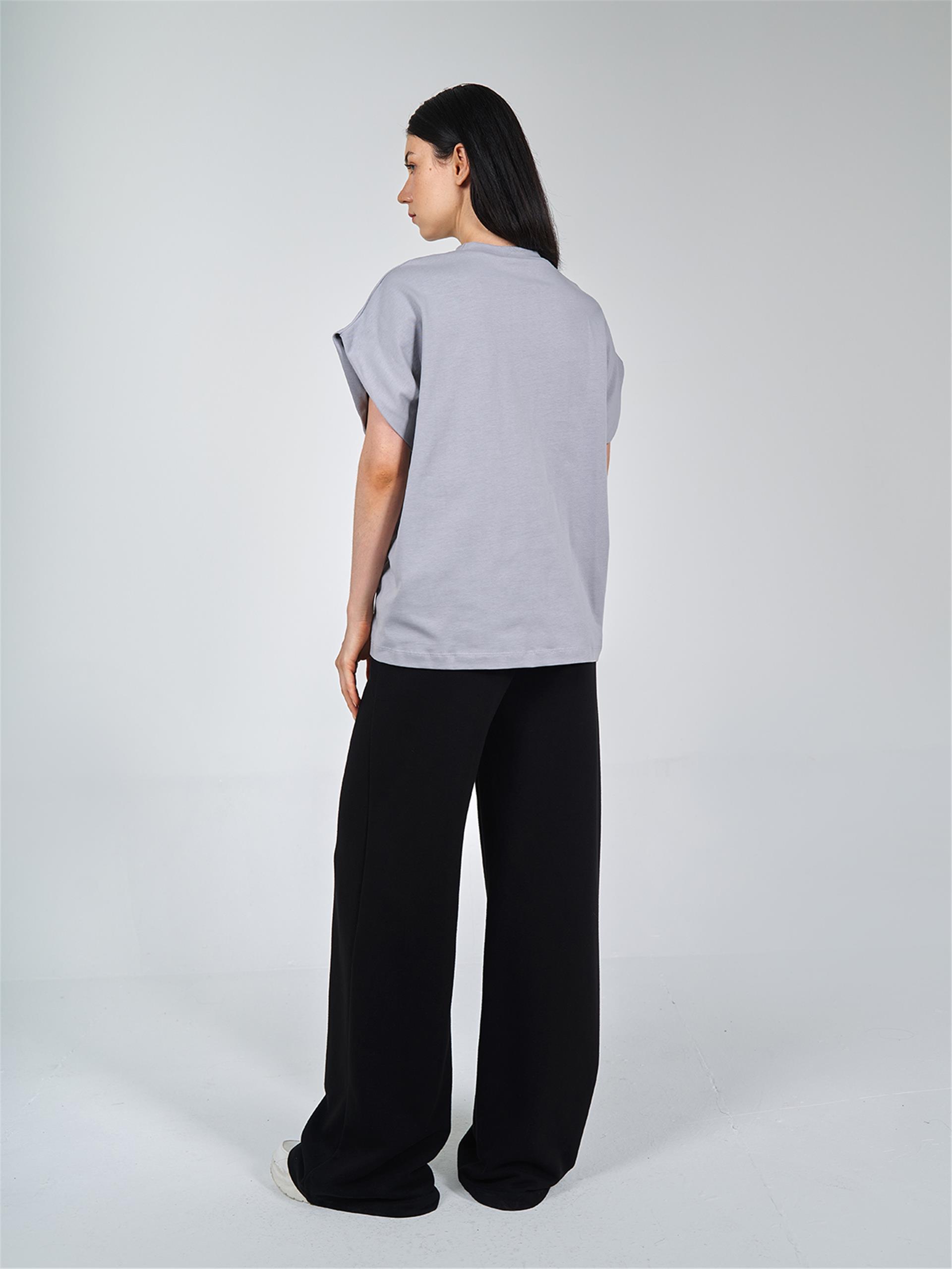 050549 SLEEVELESS T-SHIRT WITH NECK DETAIL