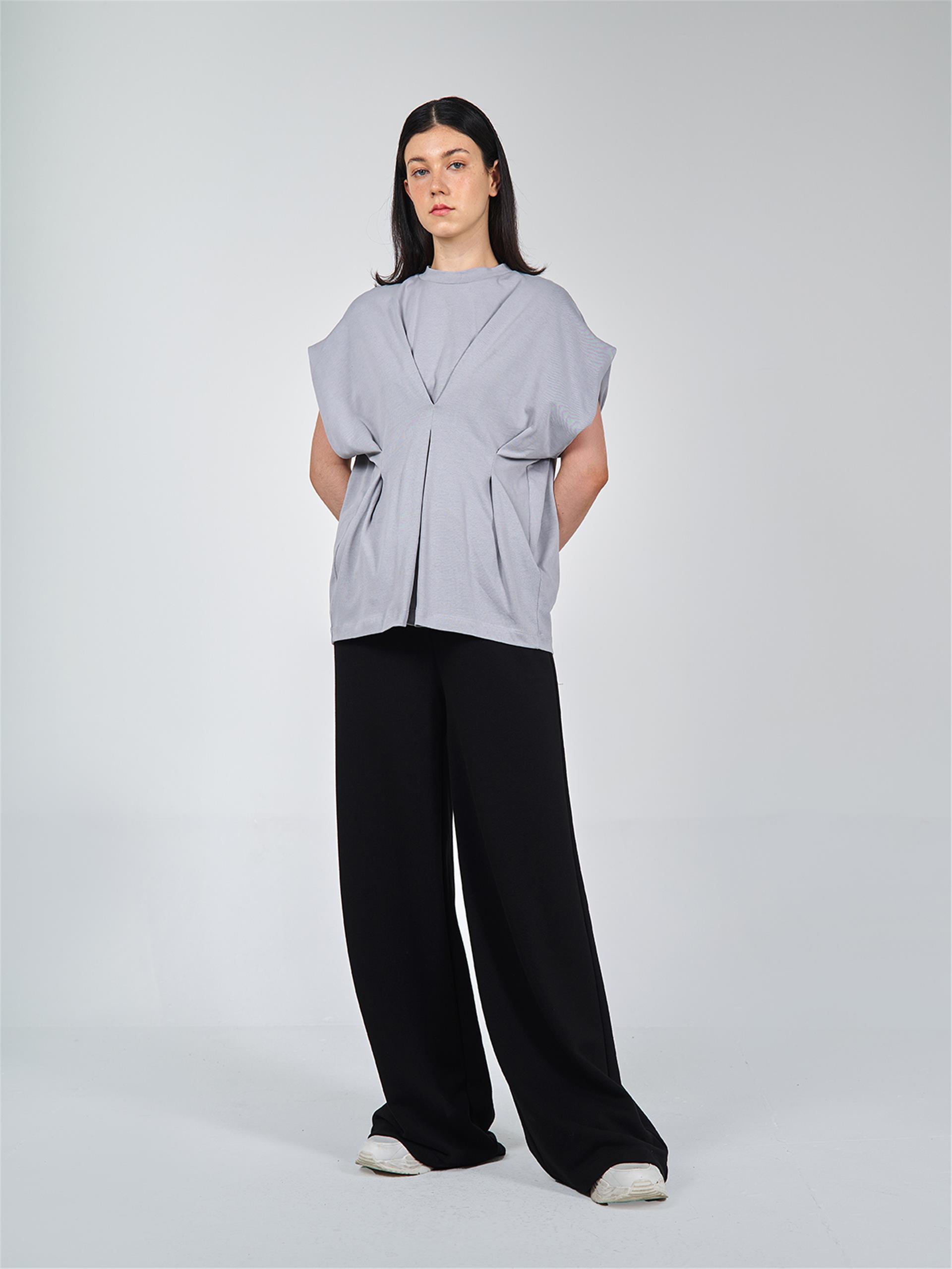 050549 SLEEVELESS T-SHIRT WITH NECK DETAIL