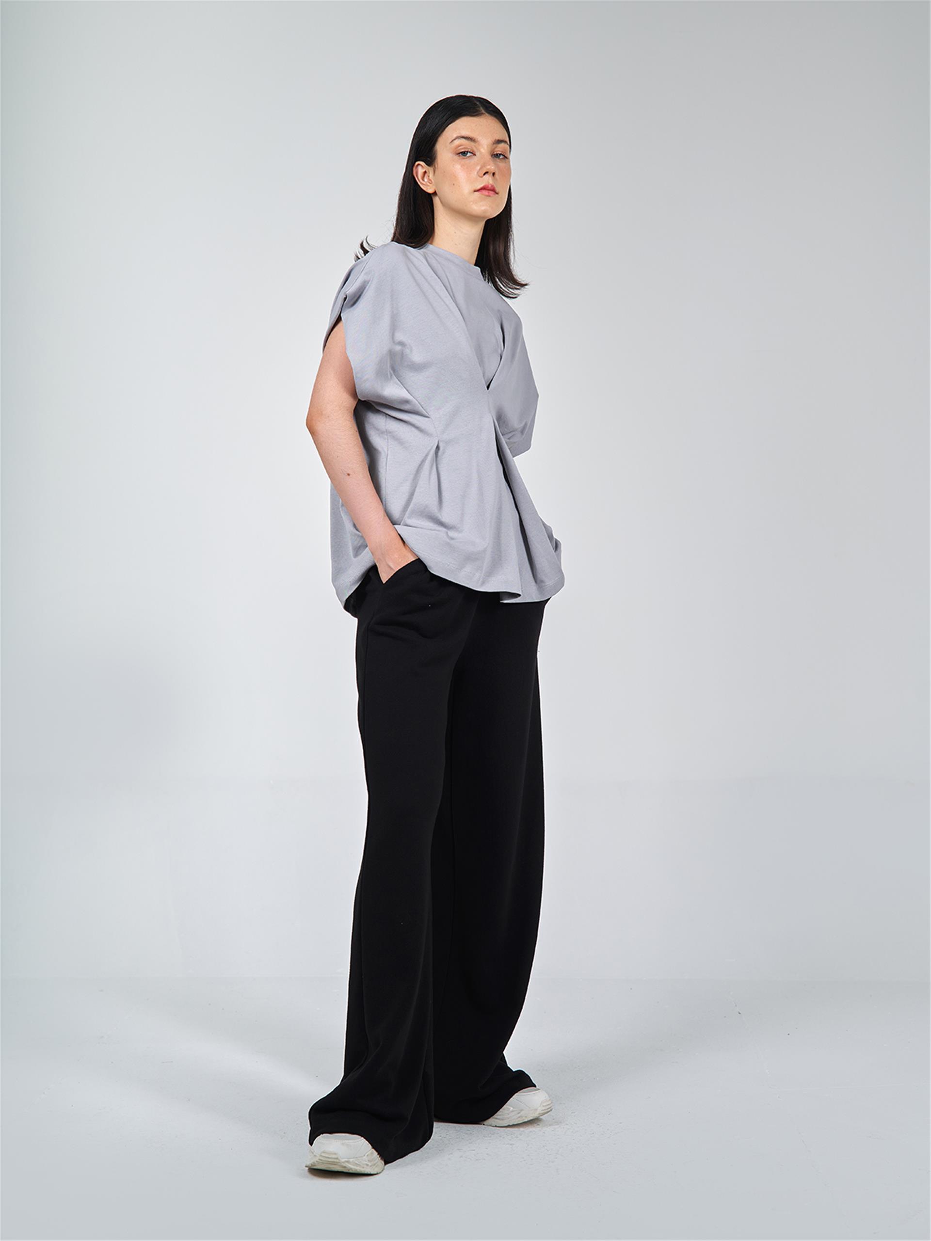 050549 SLEEVELESS T-SHIRT WITH NECK DETAIL