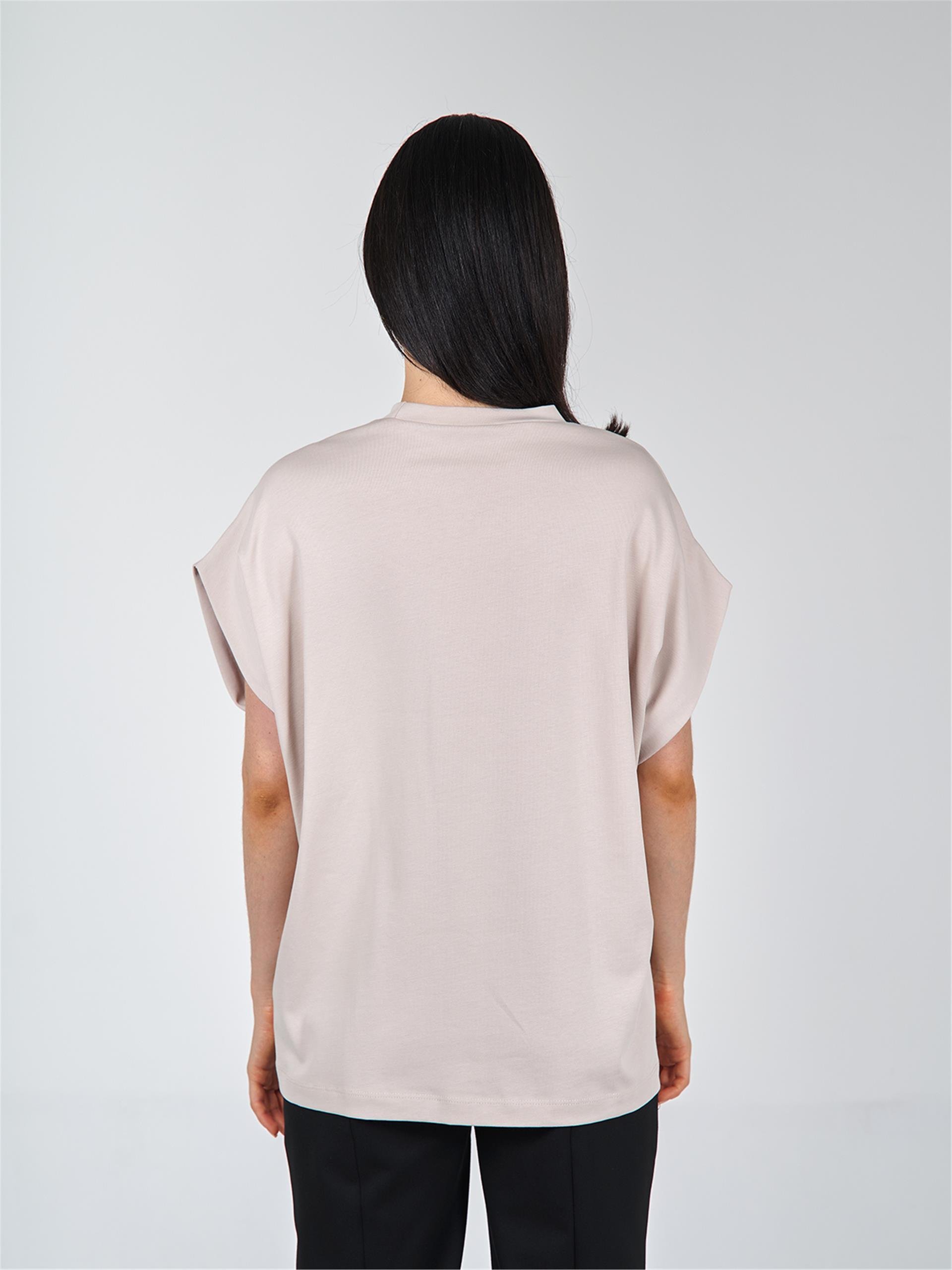 050549 SLEEVELESS T-SHIRT WITH NECK DETAIL