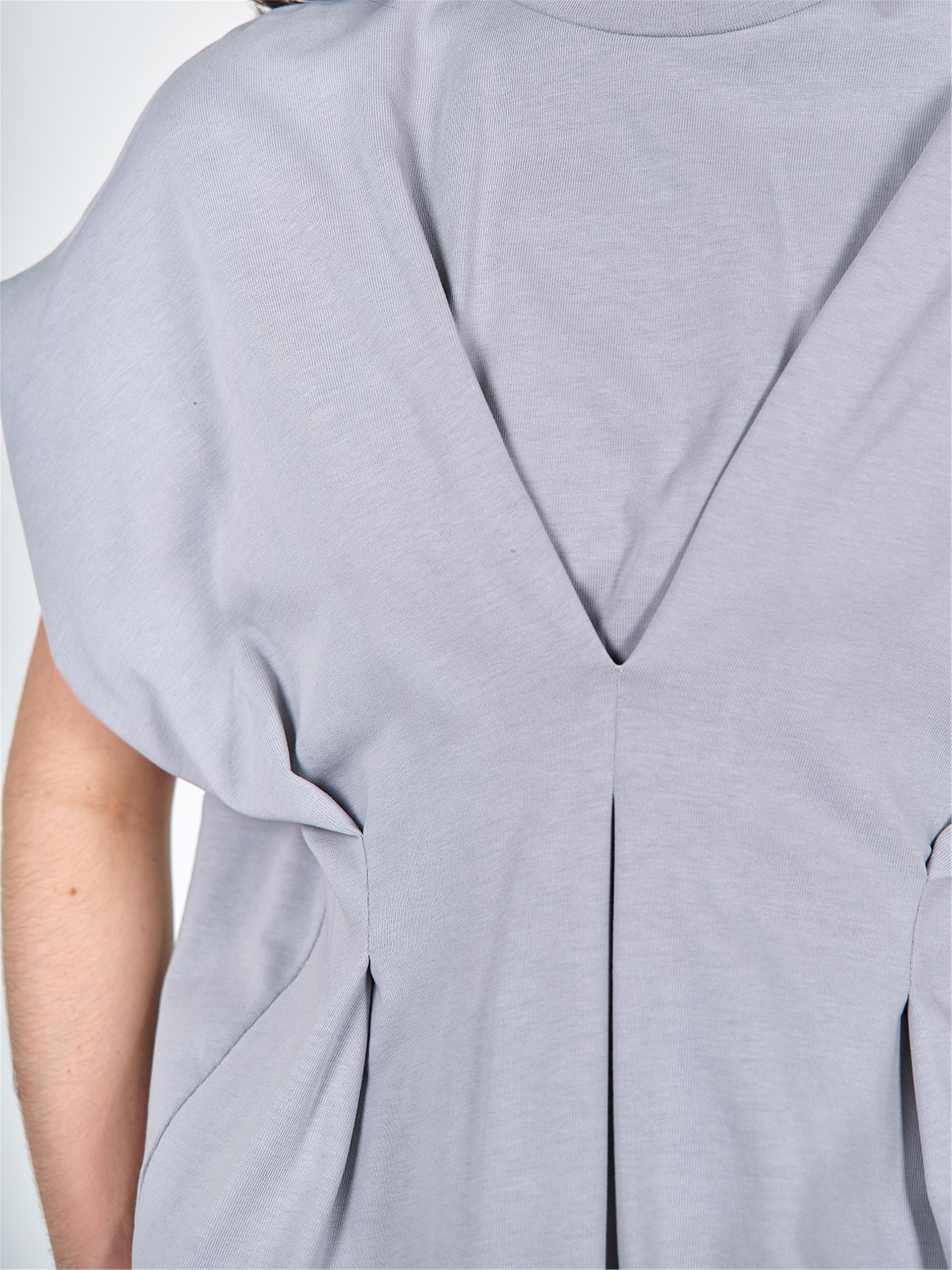 050549 SLEEVELESS T-SHIRT WITH NECK DETAIL