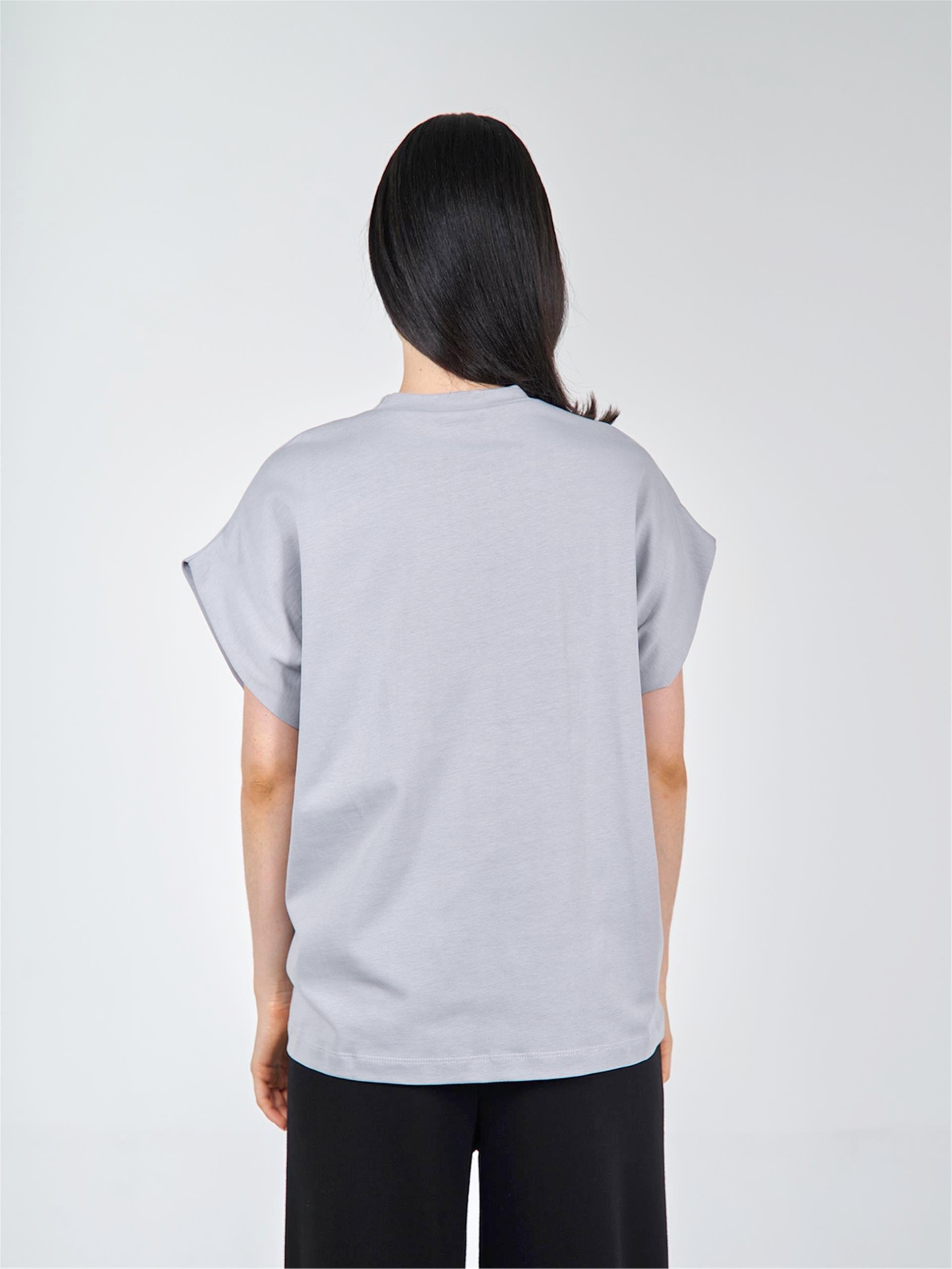 050549 SLEEVELESS T-SHIRT WITH NECK DETAIL