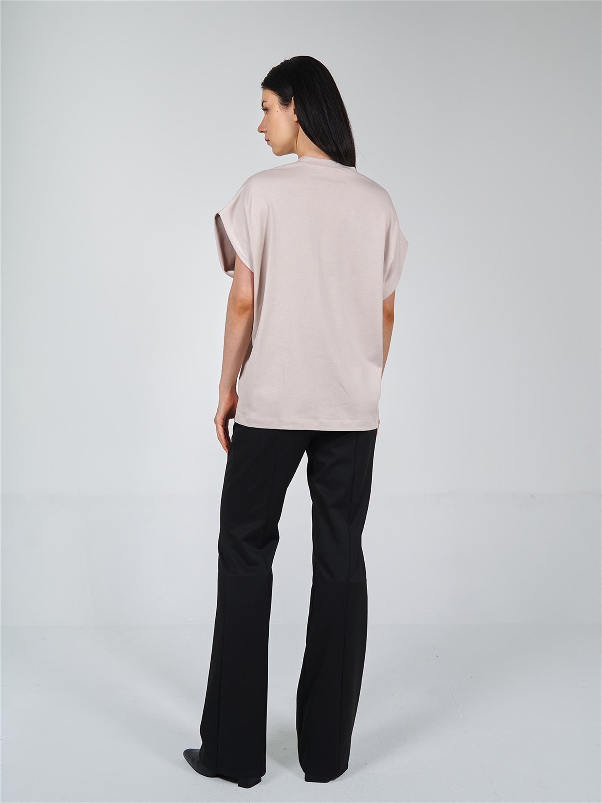 050549 SLEEVELESS T-SHIRT WITH NECK DETAIL