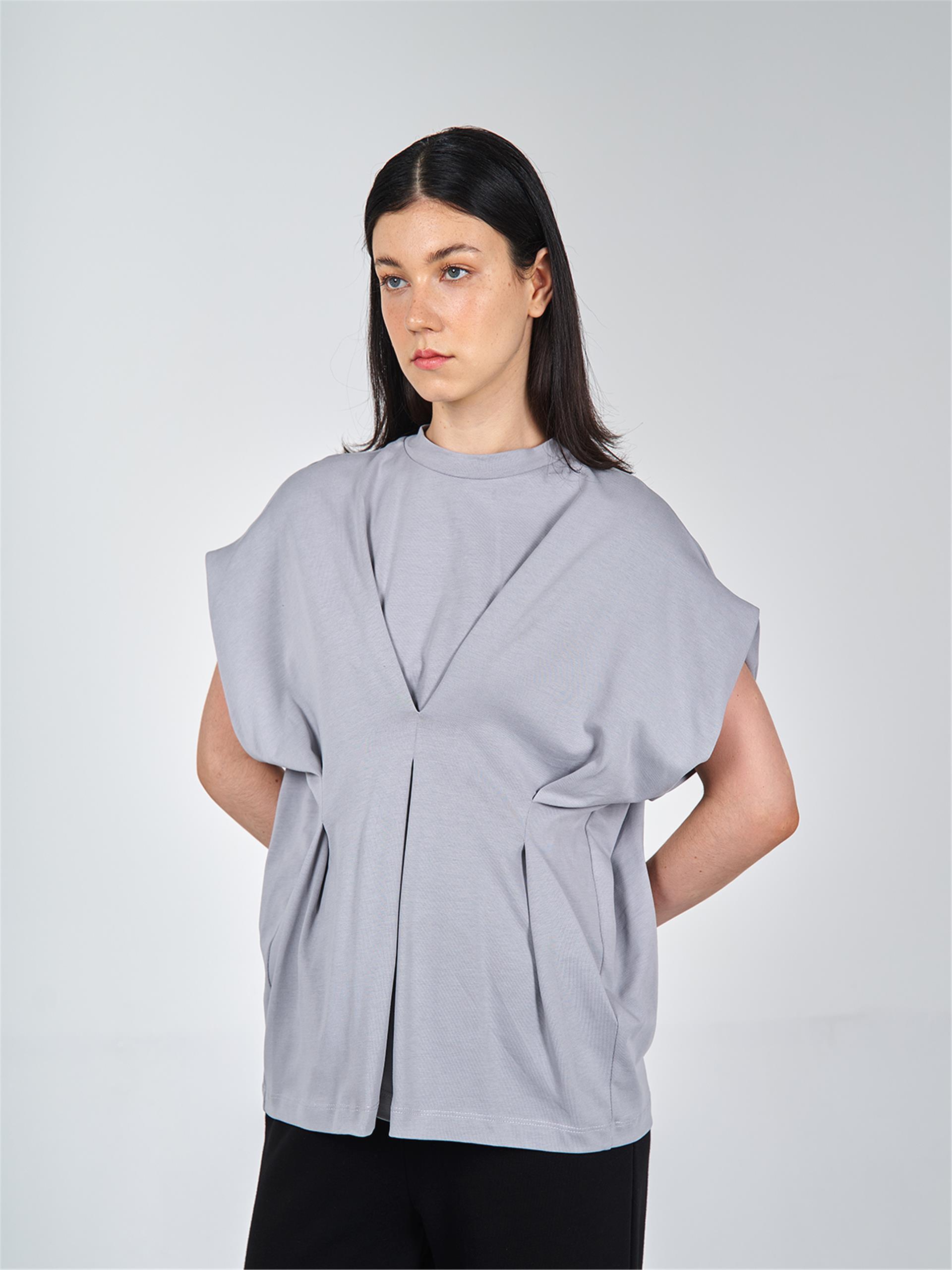 050549 SLEEVELESS T-SHIRT WITH NECK DETAIL