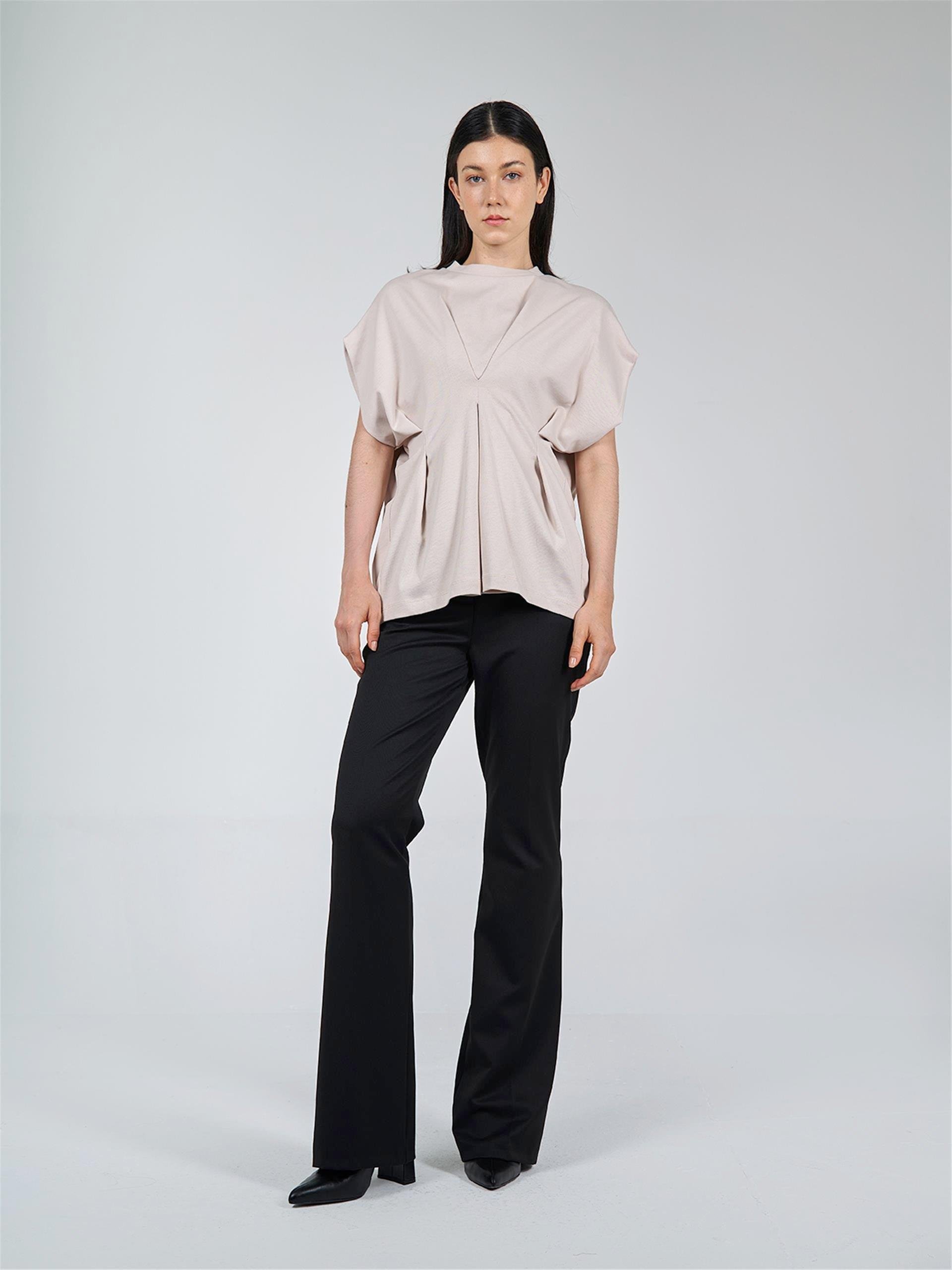 050549 SLEEVELESS T-SHIRT WITH NECK DETAIL