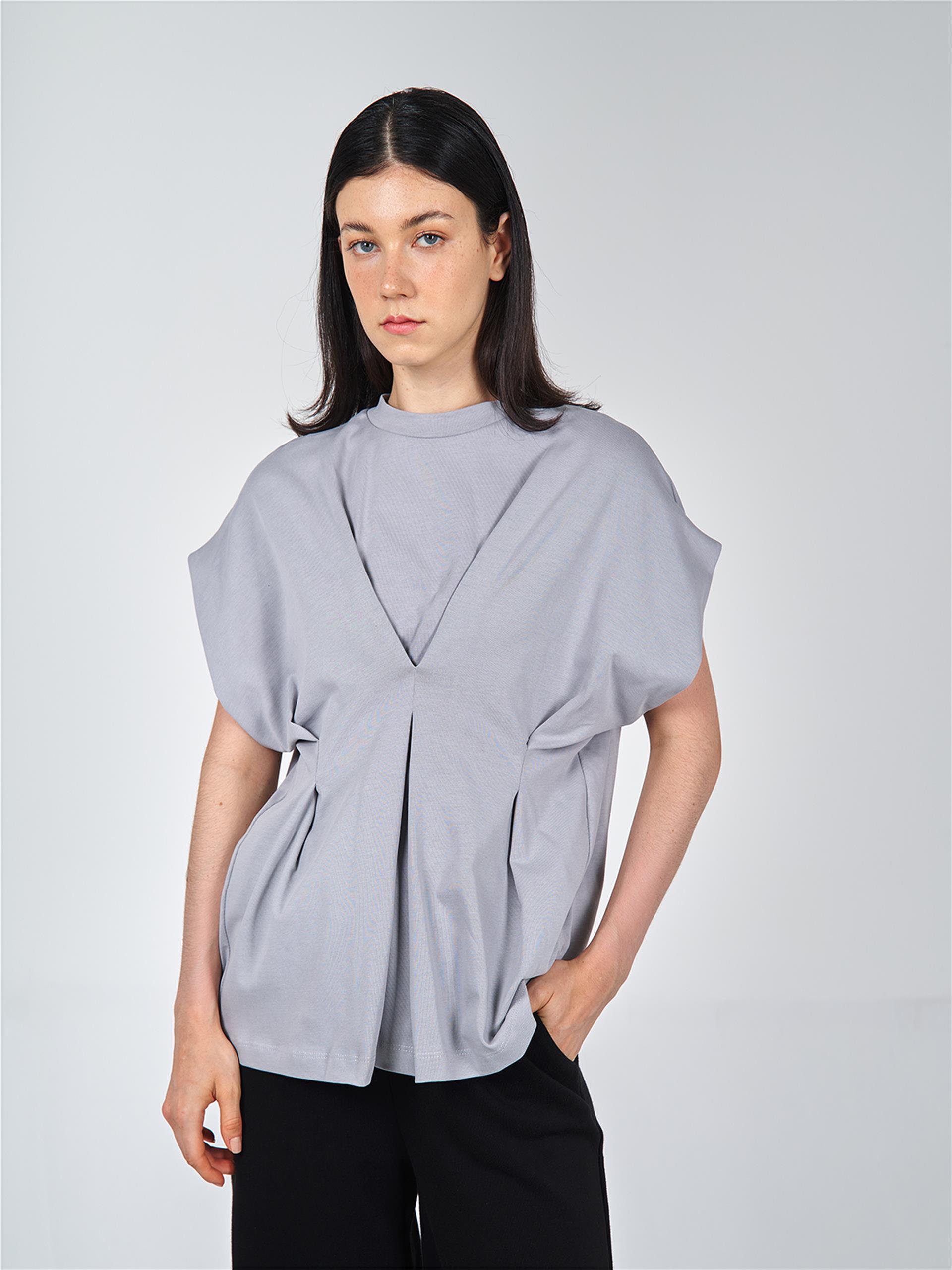 050549 SLEEVELESS T-SHIRT WITH NECK DETAIL