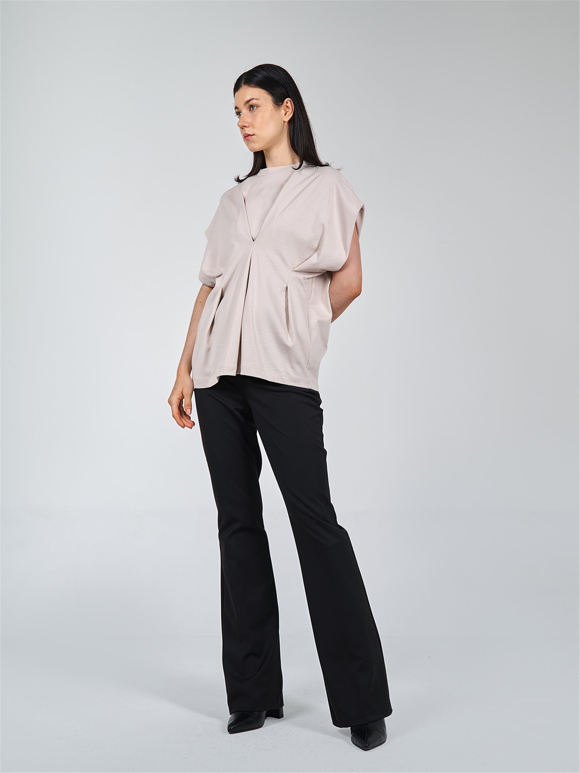 050549 SLEEVELESS T-SHIRT WITH NECK DETAIL