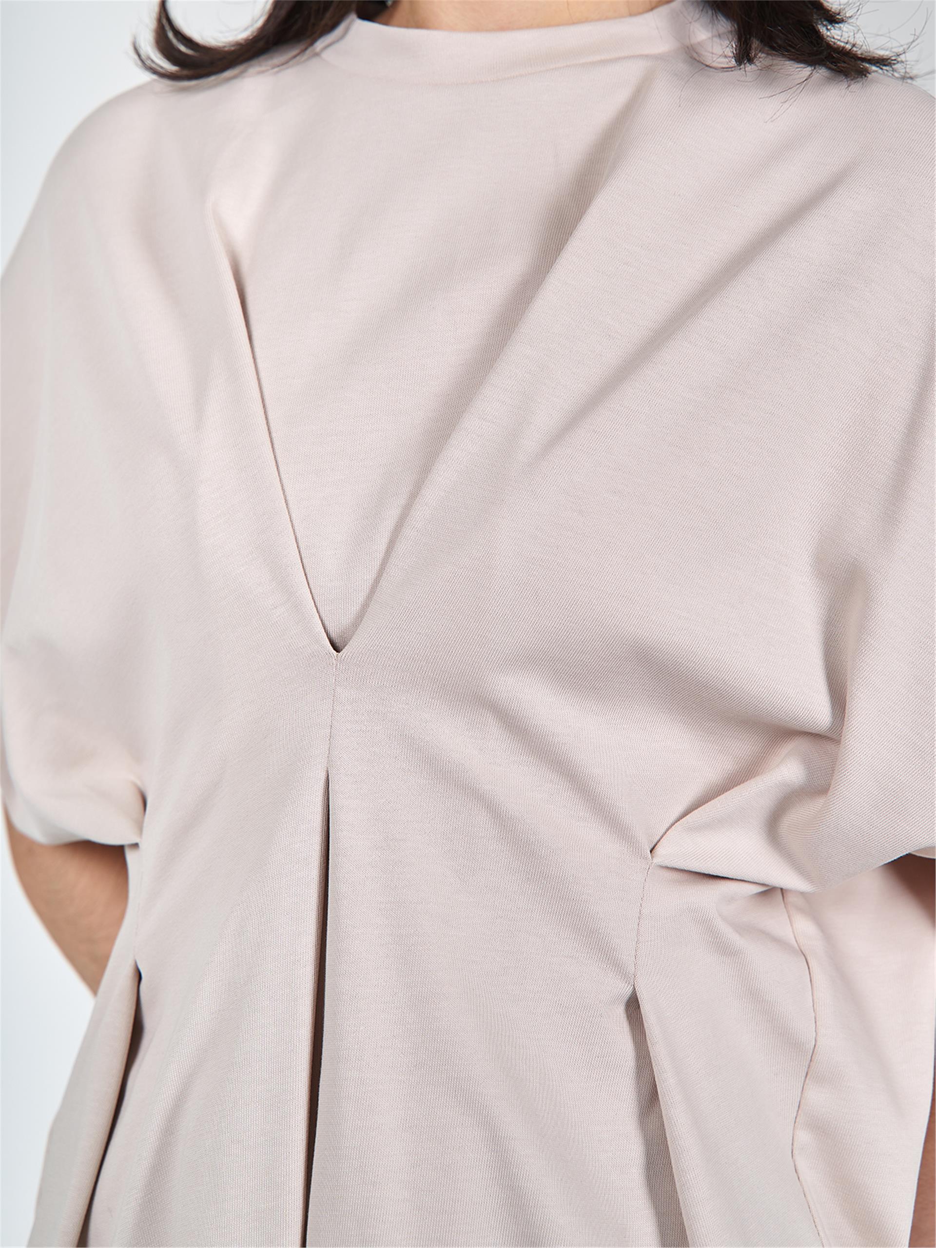 050549 SLEEVELESS T-SHIRT WITH NECK DETAIL