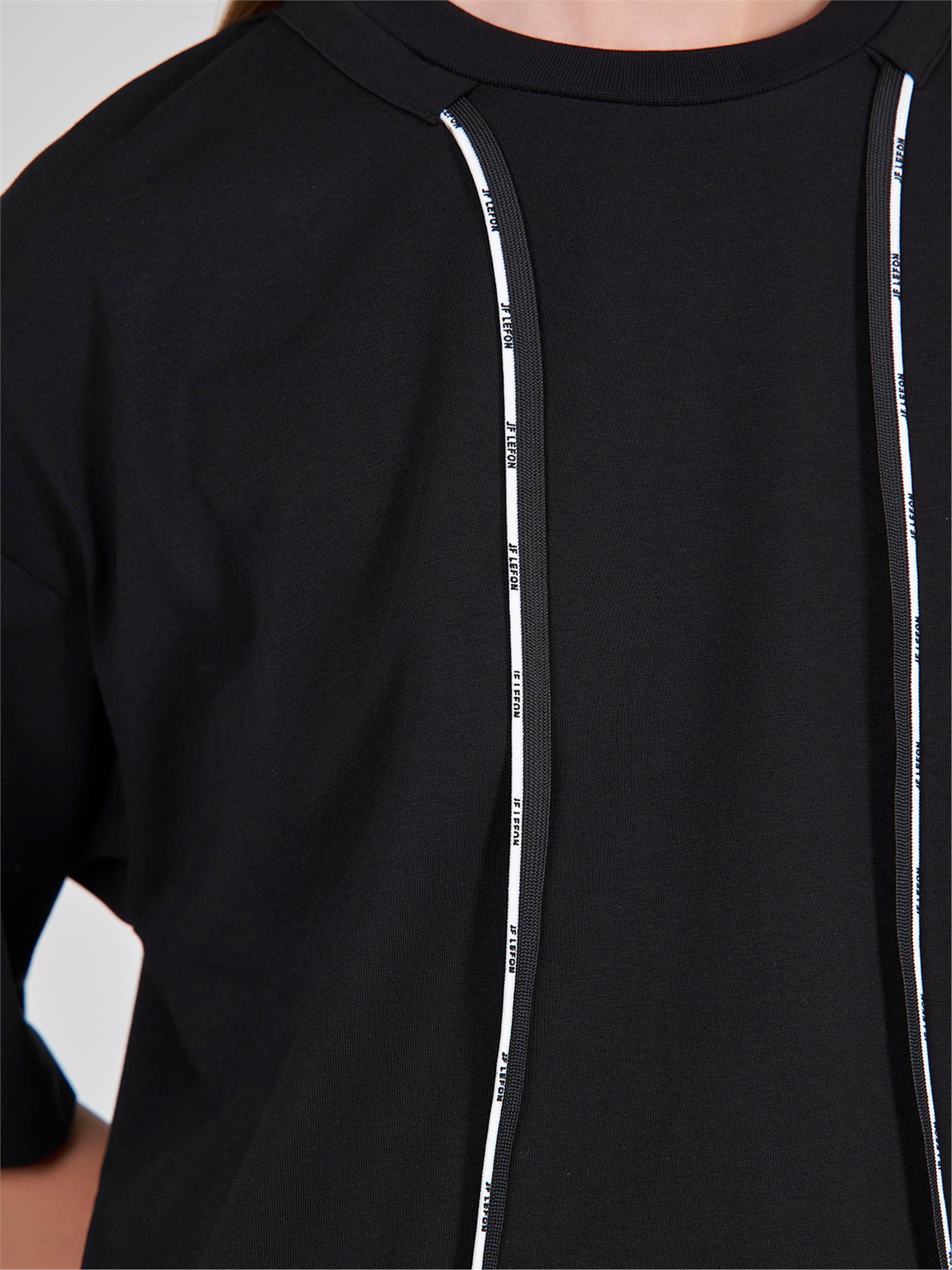 050552 OVERSIZE T-SHIRT WITH  LACE DETAIL ON THE NECK