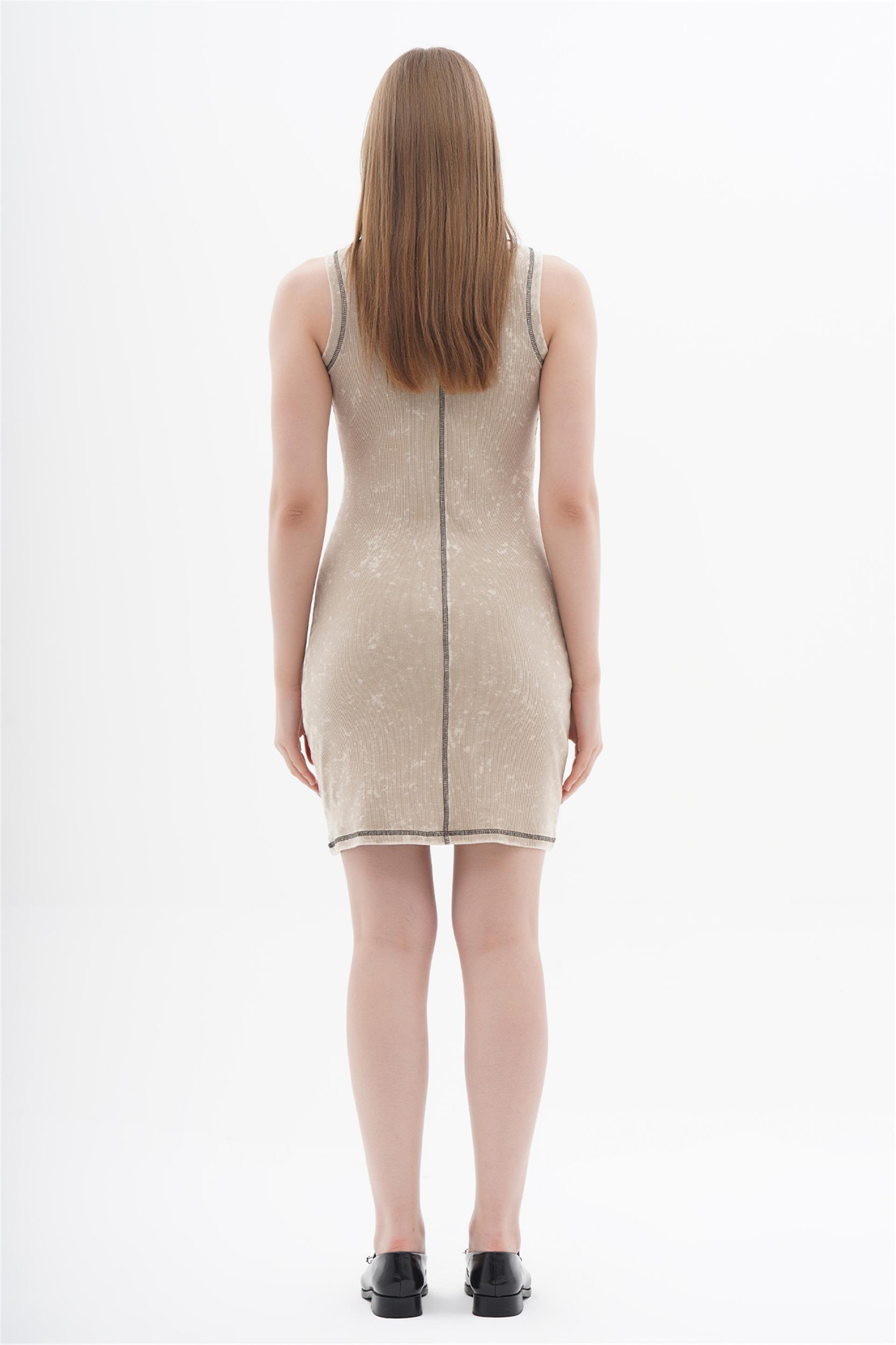 111287 SHORT SLEEVE KNITTED DRESS WITH STITCHING DETAILS