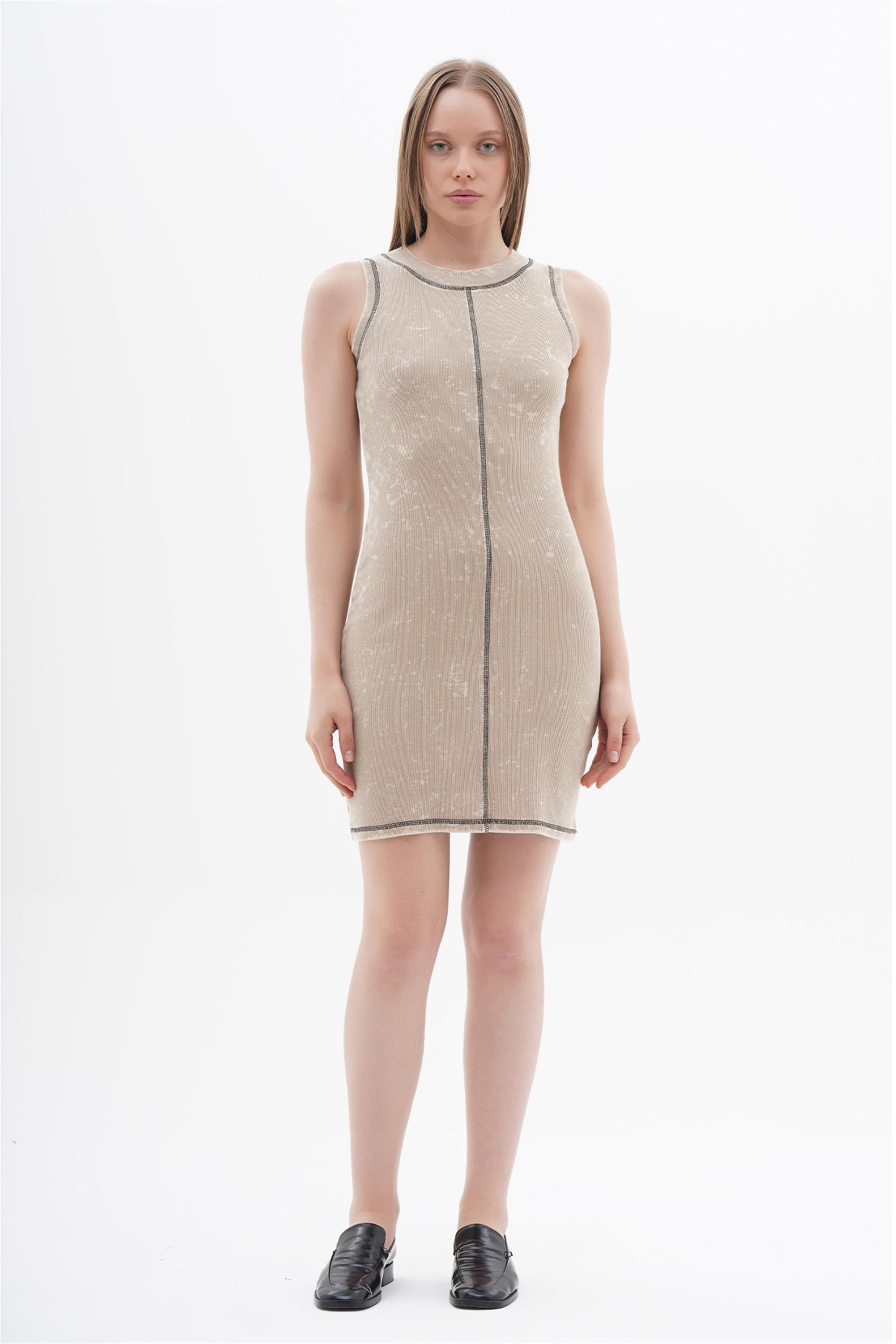 111287 SHORT SLEEVE KNITTED DRESS WITH STITCHING DETAILS