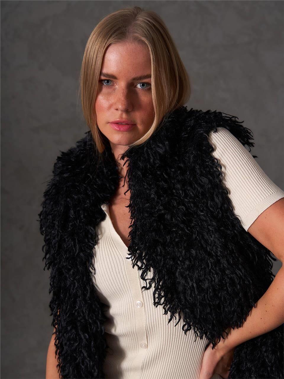 120553 Kolsuz Kürk Yelek