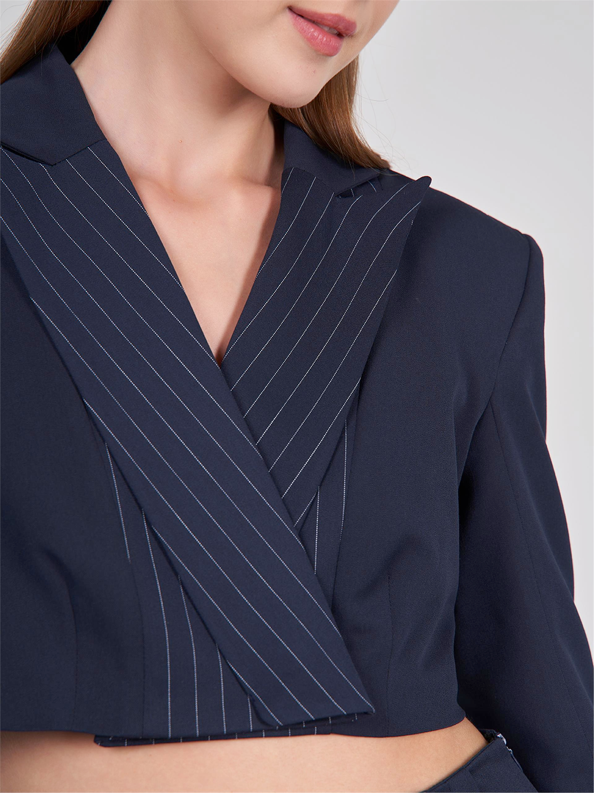 130812 HYBRID CROP BLAZER WITH STRIPED