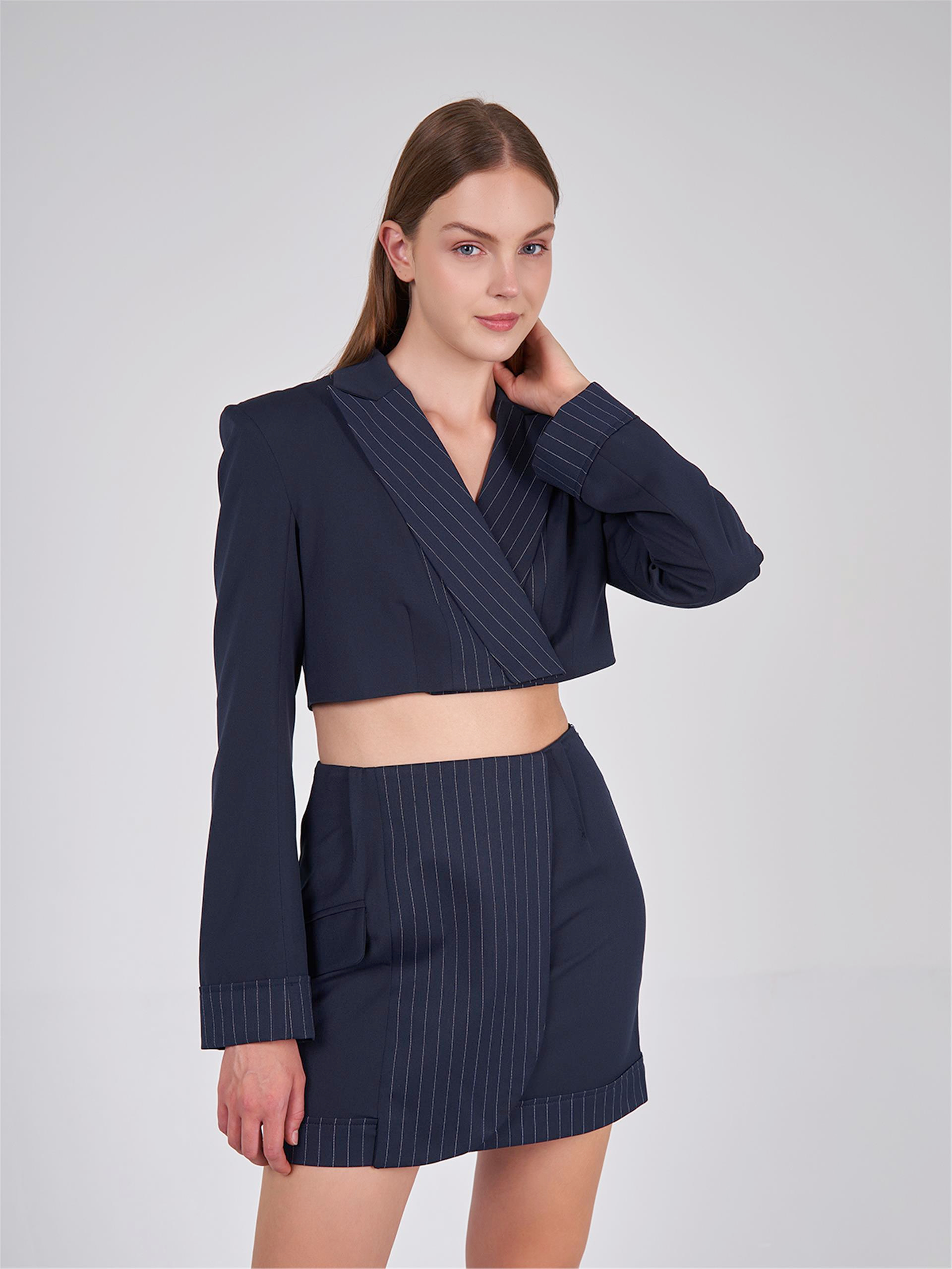 130812 HYBRID CROP BLAZER WITH STRIPED