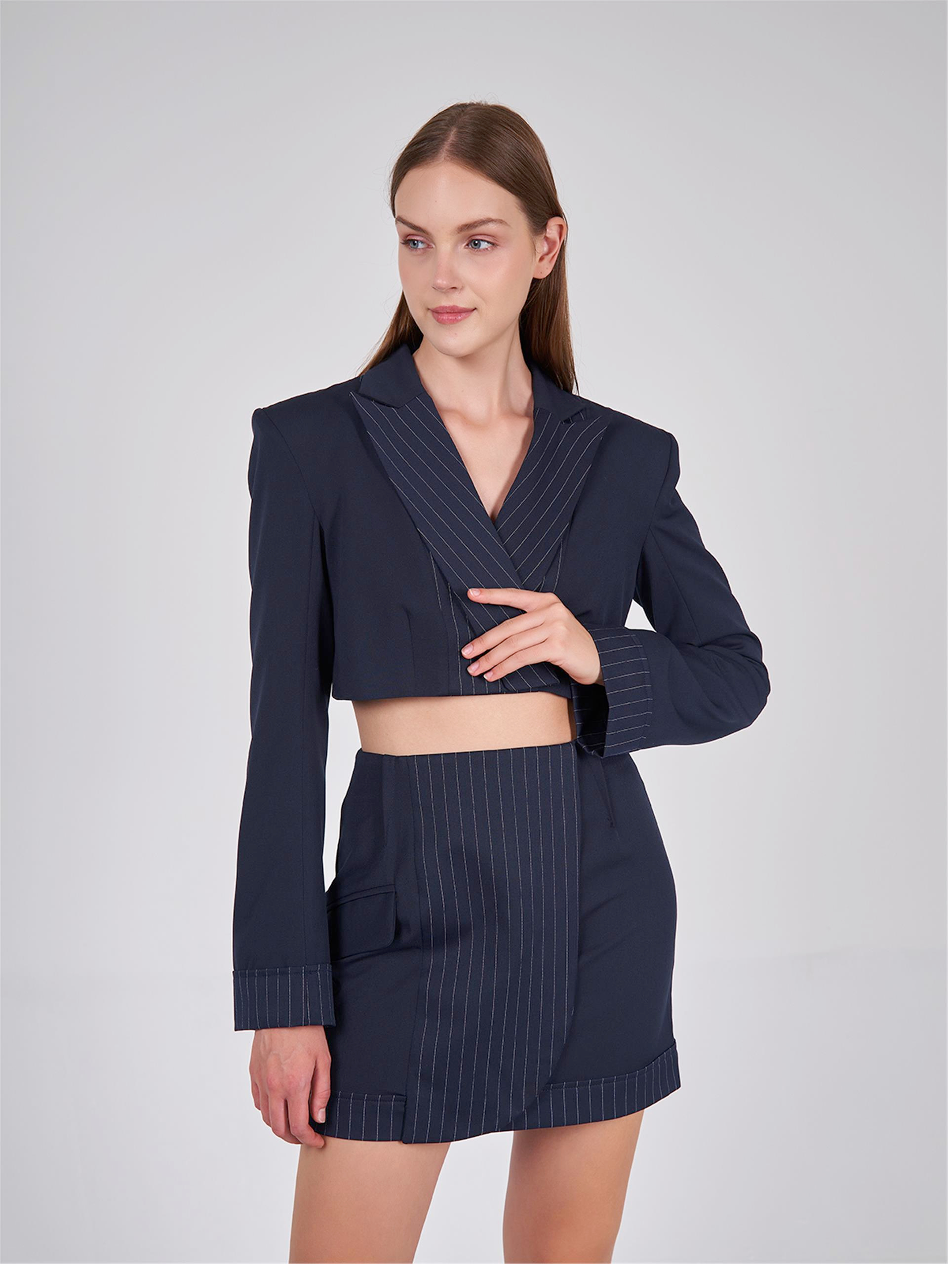130812 HYBRID CROP BLAZER WITH STRIPED