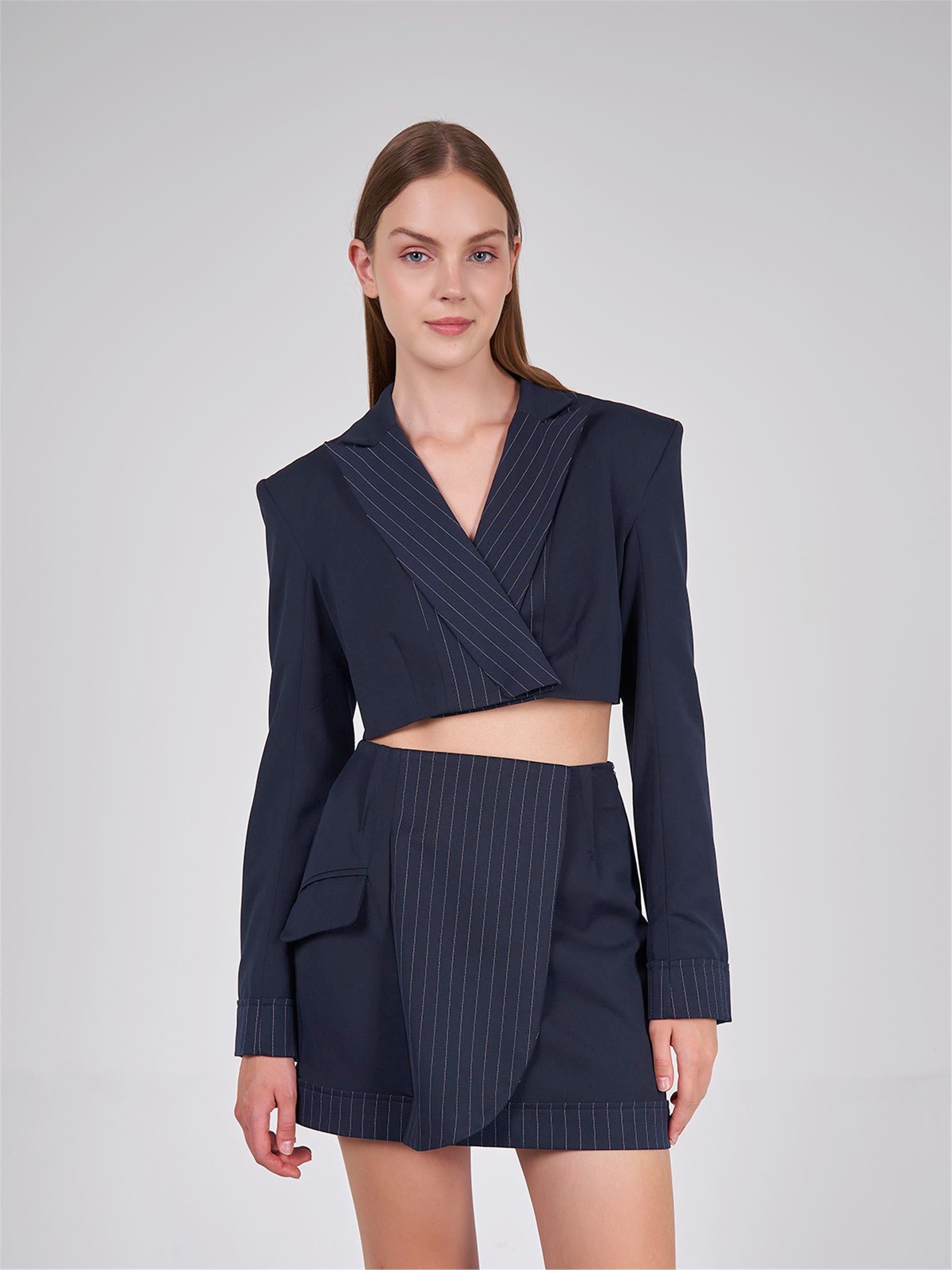 130812 HYBRID CROP BLAZER WITH STRIPED