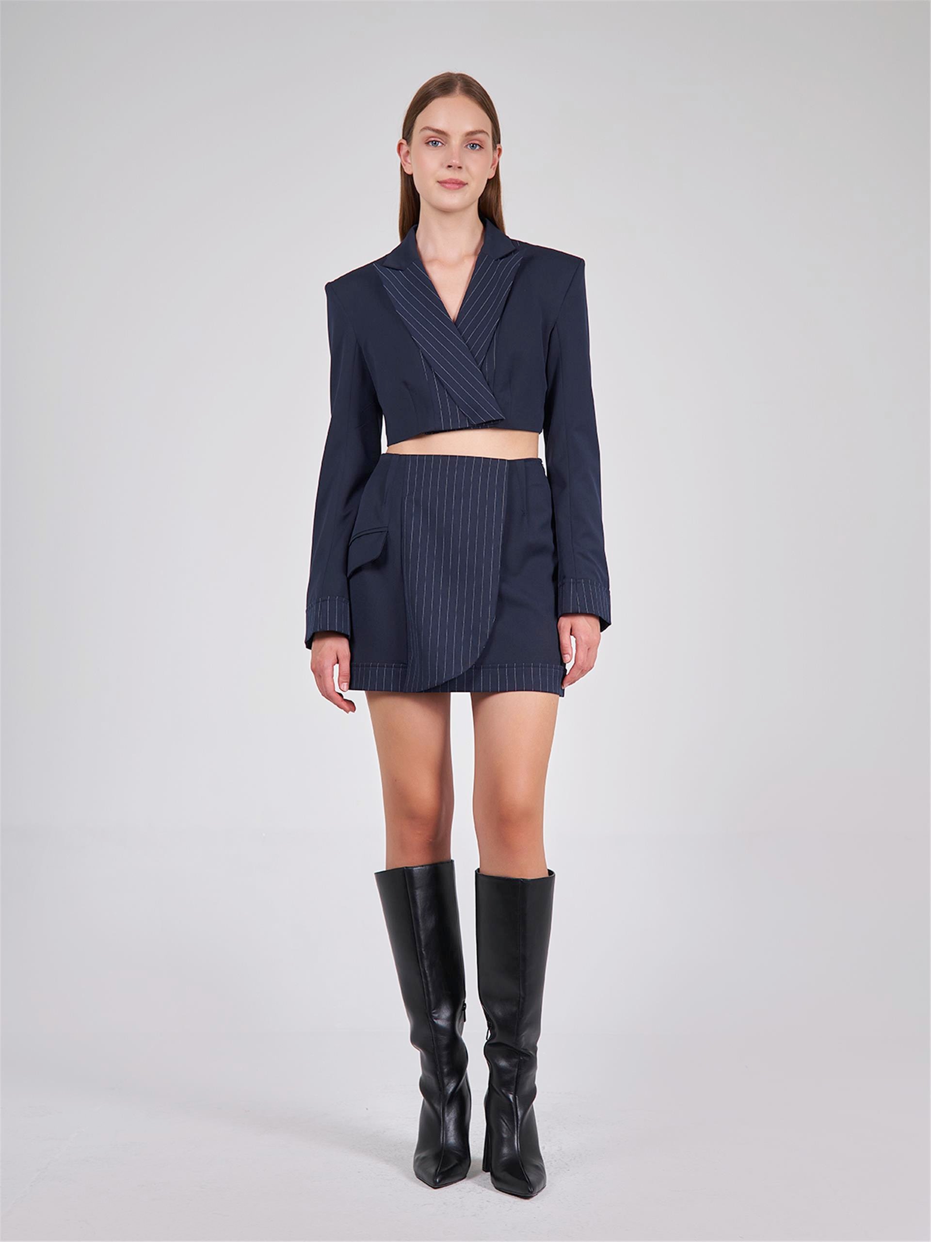 130812 HYBRID CROP BLAZER WITH STRIPED