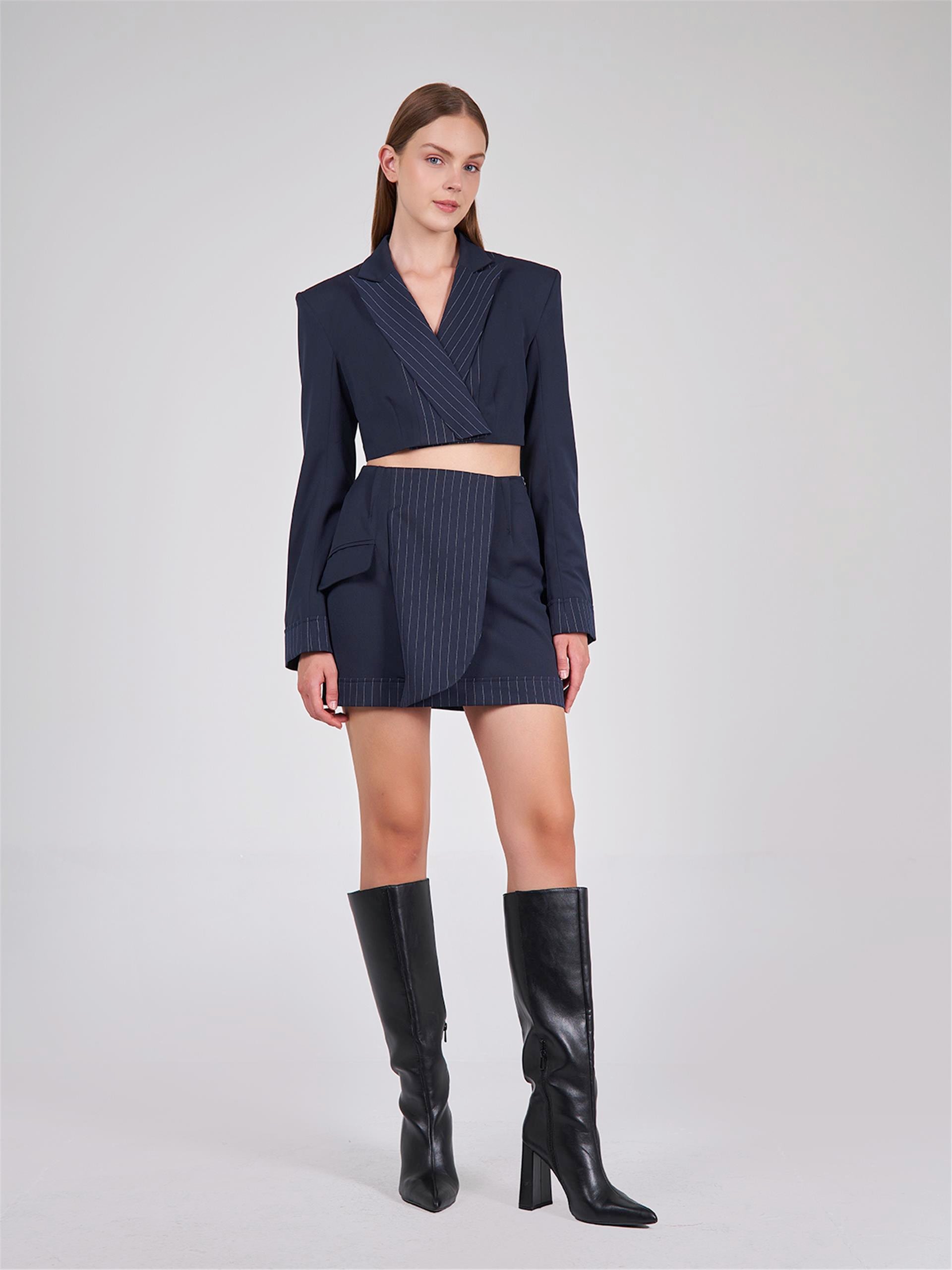 130812 HYBRID CROP BLAZER WITH STRIPED