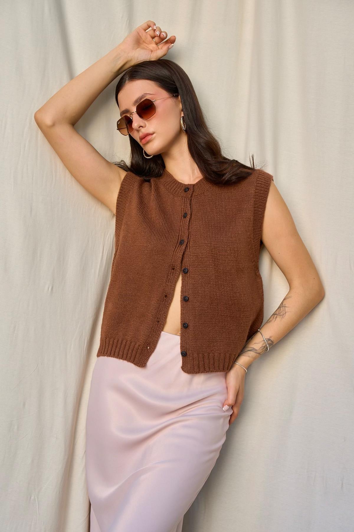 Düz Düğmeli Yelek - Süt Kahve