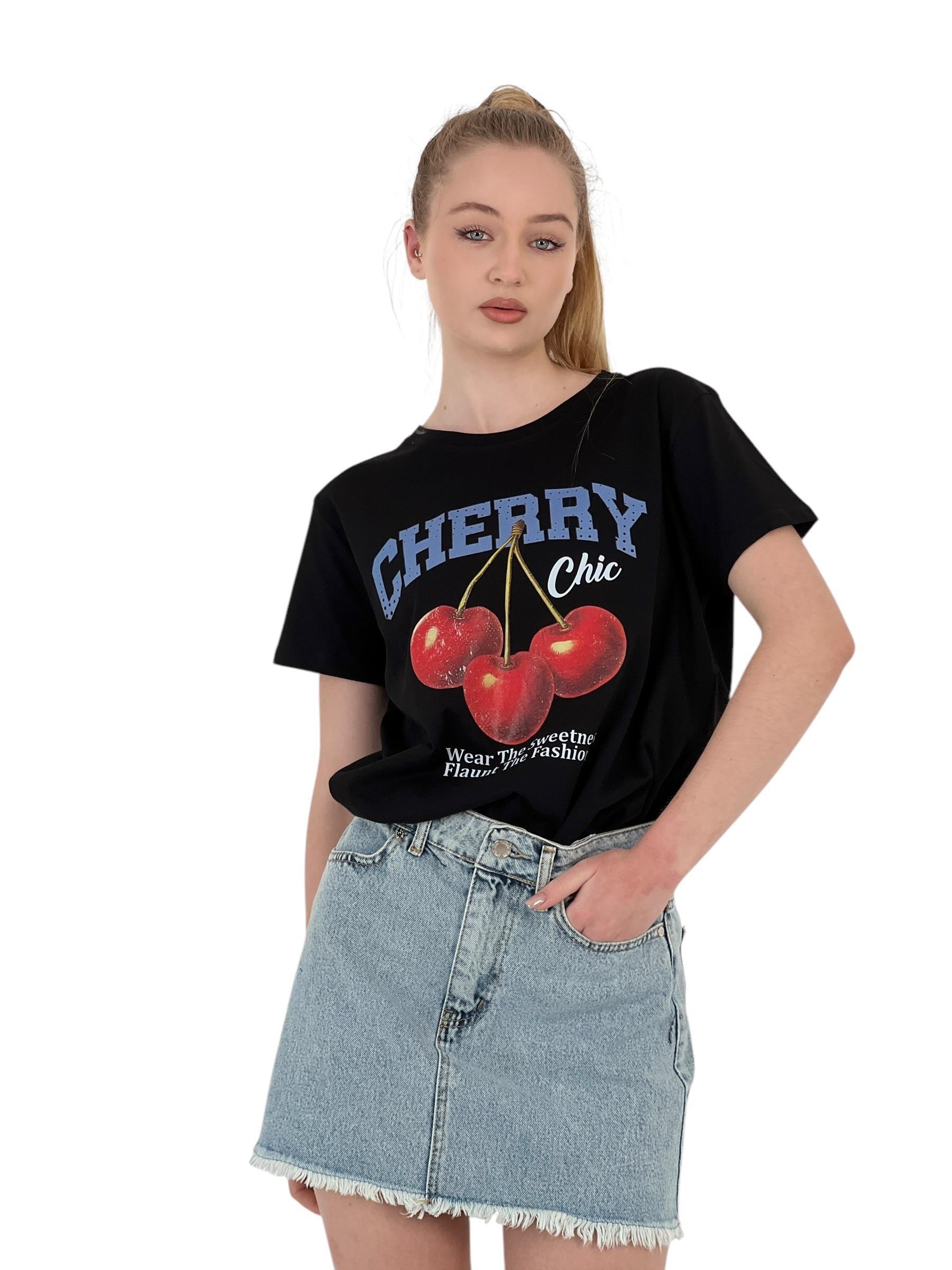 <Strong>Cherry Chic Baskılı Siyah Oversize T-Shirt<Br />&Nbsp;</Strong>