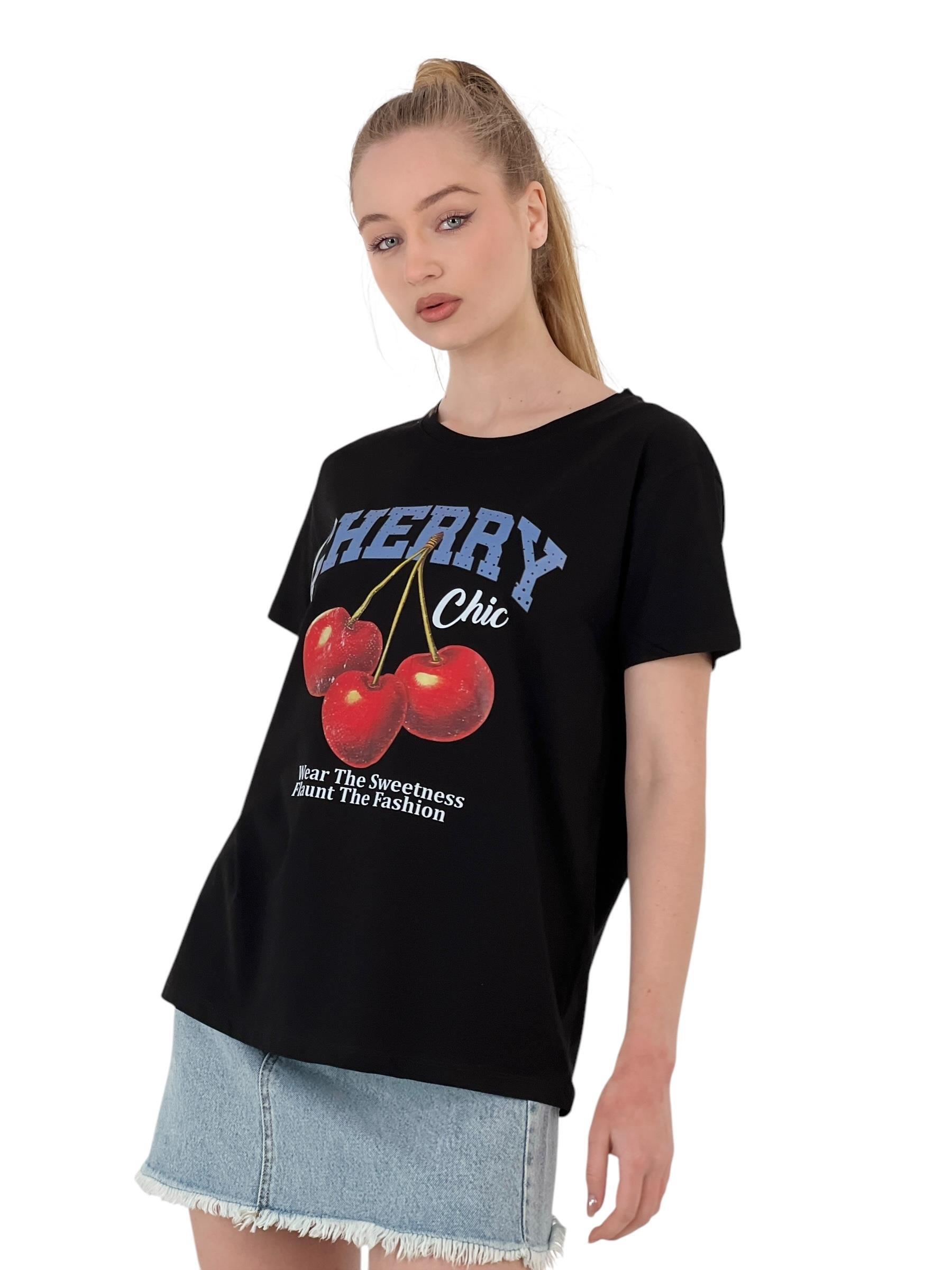 <Strong>Cherry Chic Baskılı Siyah Oversize T-Shirt<Br />&Nbsp;</Strong>
