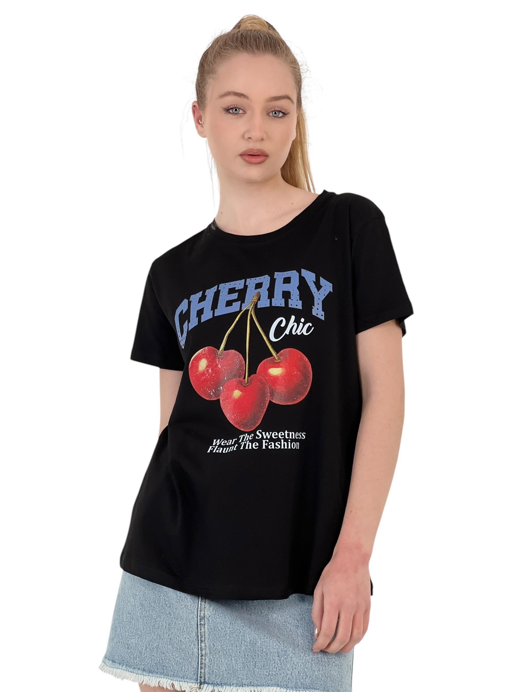 <Strong>Cherry Chic Baskılı Siyah Oversize T-Shirt<Br />&Nbsp;</Strong>