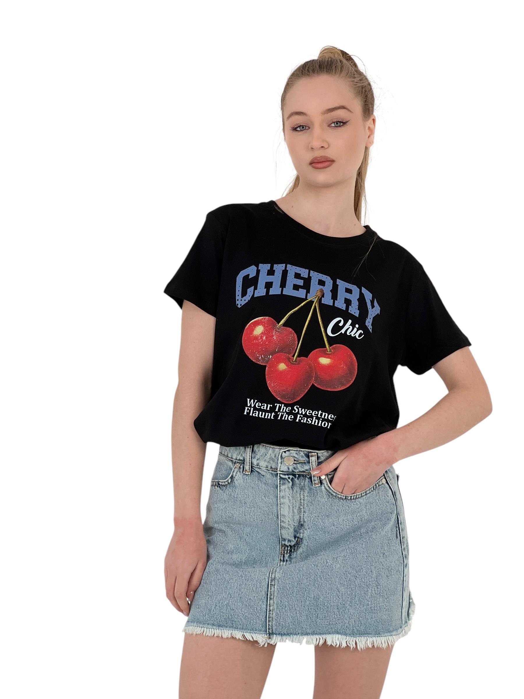 <Strong>Cherry Chic Baskılı Siyah Oversize T-Shirt<Br />&Nbsp;</Strong>