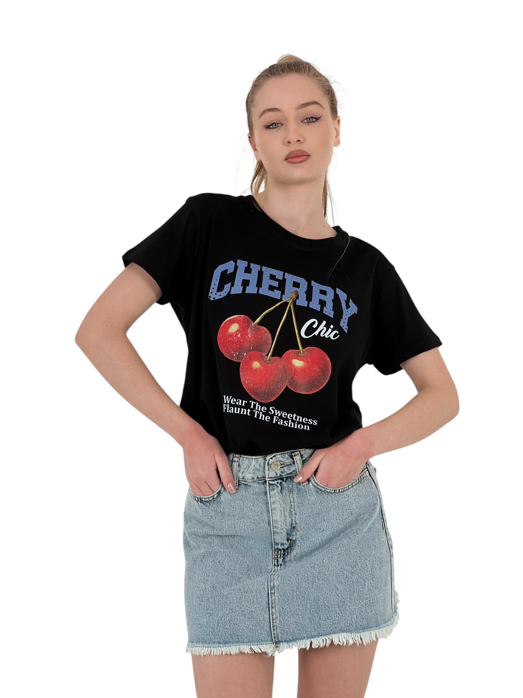 <Strong>Cherry Chic Baskılı Siyah Oversize T-Shirt<Br />&Nbsp;</Strong>