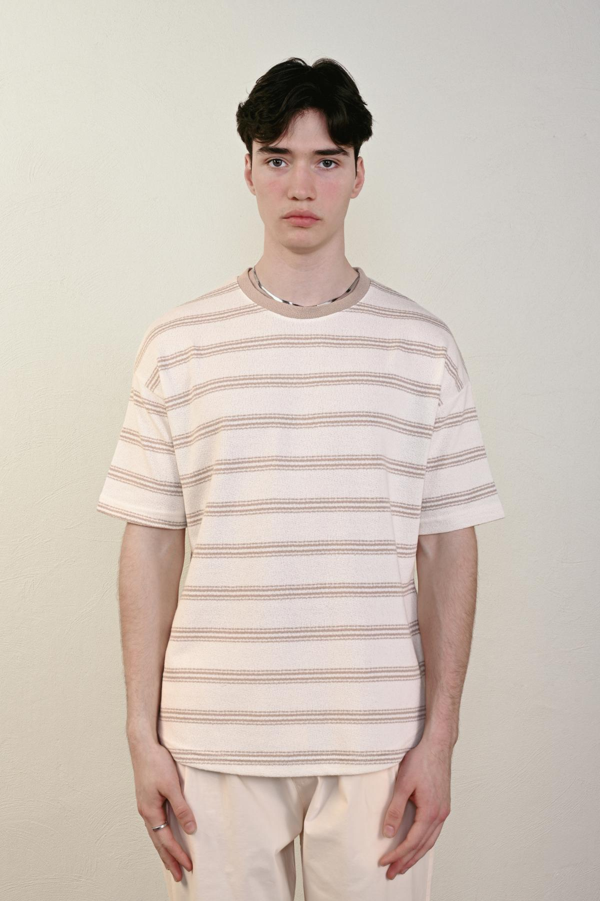 Wholesale Men Beige T-shirt 721510