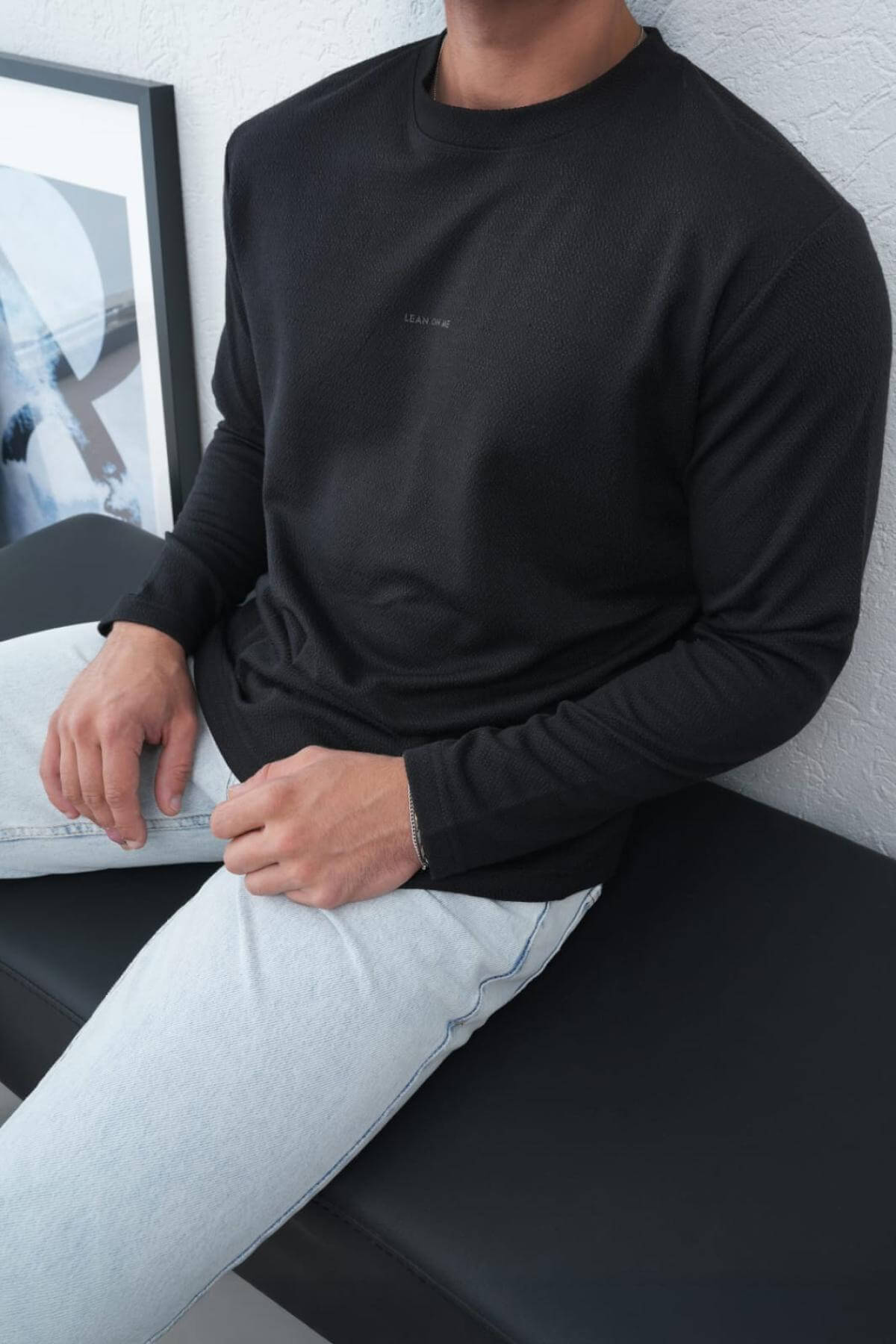 Wholesale Men Black Crew-Neck Sweatshirt 738114
