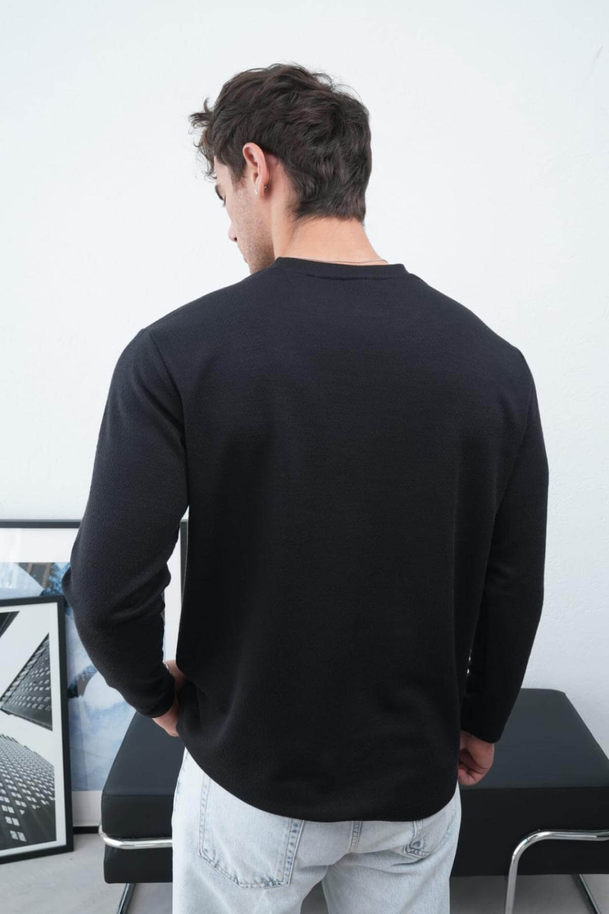 Wholesale Men Black Crew-Neck Sweatshirt 738114