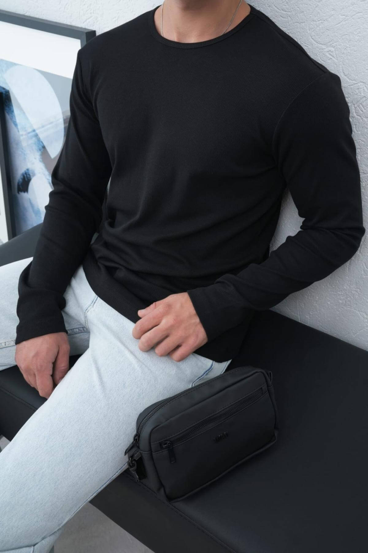 Wholesale Men Black Crew-Neck Sweatshirt 738109