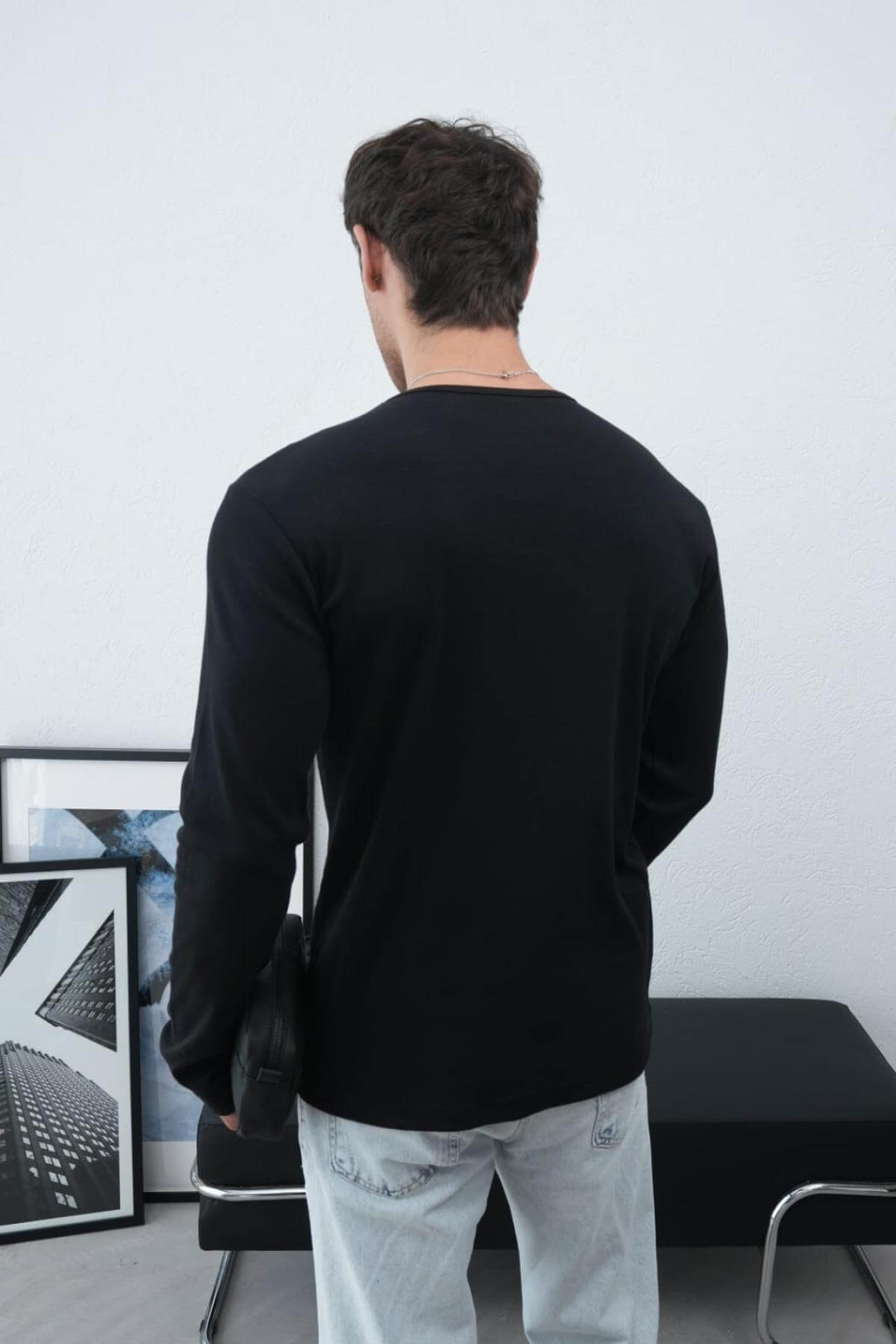 Wholesale Men Black Crew-Neck Sweatshirt 738109